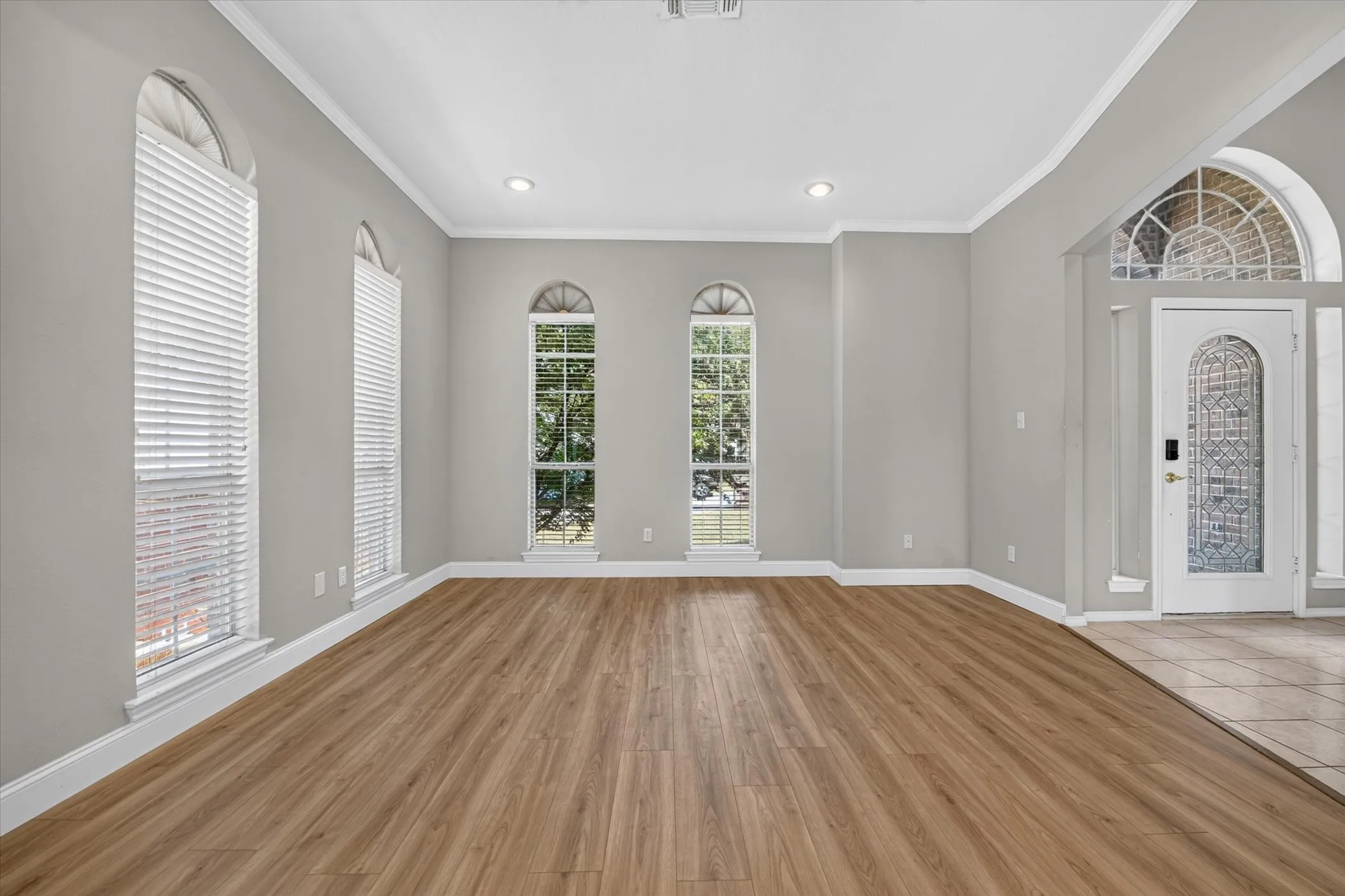Single Family Residence For Rent in Tarrant County , 305 Brazil Drive, Hurst, Texas 76054, 5 Bedroom, 3 Bathroom, 2 Garage spaces, 2,903 Sqft, built in 1995, mls#21386392, Real Estate Agent in Hurst, Homes For Rent in Tarrant county, Homes For Rent in Hurst, Realtor in Hurst Texas, Real Estate Brokerage Independent Realty Texas, Luminita Cordes Realtor