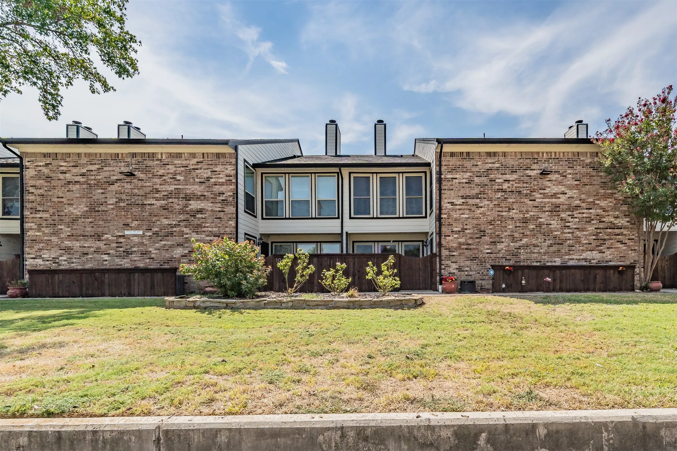 Condominium For Sale in Tarrant County , 714 E Wall Street 105, Grapevine, Texas 76051, 2 Bedroom, 3 Bathroom, Garage spaces, 1,152 Sqft, built in 1981, mls#21387329, Real Estate Agent in Grapevine, Homes For Sale in Tarrant county, Homes For Sale in Grapevine, Realtor in Grapevine Texas, Real Estate Brokerage Independent Realty Texas, Luminita Cordes Realtor