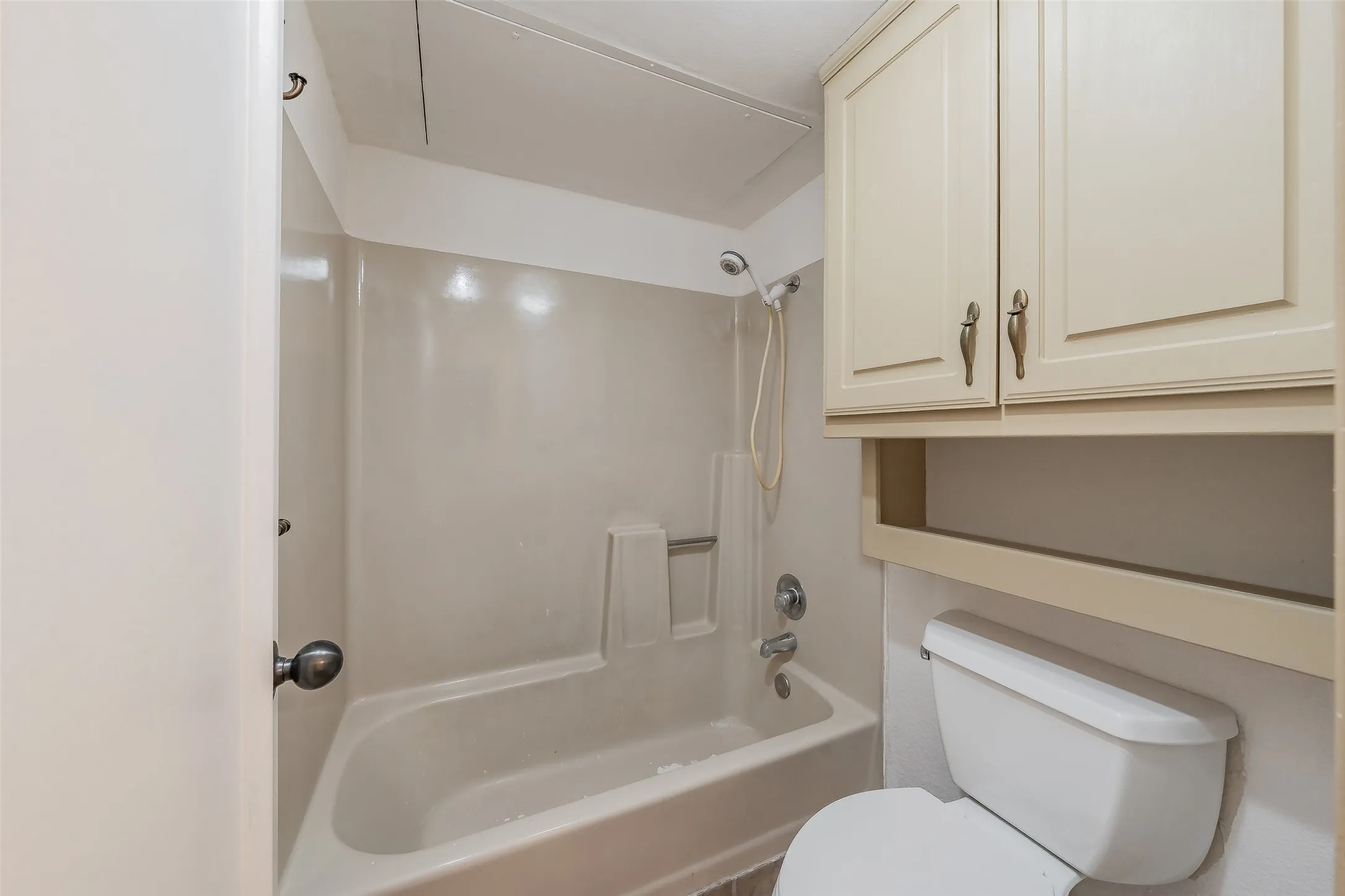 Condominium For Sale in Tarrant County , 714 E Wall Street 105, Grapevine, Texas 76051, 2 Bedroom, 3 Bathroom, Garage spaces, 1,152 Sqft, built in 1981, mls#21387329, Real Estate Agent in Grapevine, Homes For Sale in Tarrant county, Homes For Sale in Grapevine, Realtor in Grapevine Texas, Real Estate Brokerage Independent Realty Texas, Luminita Cordes Realtor