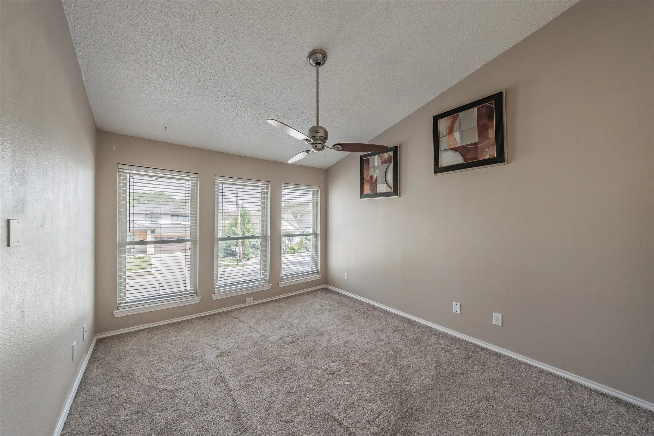 Condominium For Sale in Tarrant County , 714 E Wall Street 105, Grapevine, Texas 76051, 2 Bedroom, 3 Bathroom, Garage spaces, 1,152 Sqft, built in 1981, mls#21387329, Real Estate Agent in Grapevine, Homes For Sale in Tarrant county, Homes For Sale in Grapevine, Realtor in Grapevine Texas, Real Estate Brokerage Independent Realty Texas, Luminita Cordes Realtor