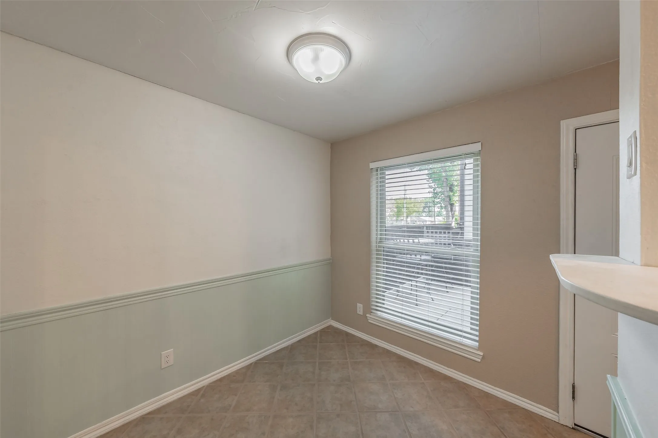 Condominium For Sale in Tarrant County , 714 E Wall Street 105, Grapevine, Texas 76051, 2 Bedroom, 3 Bathroom, Garage spaces, 1,152 Sqft, built in 1981, mls#21387329, Real Estate Agent in Grapevine, Homes For Sale in Tarrant county, Homes For Sale in Grapevine, Realtor in Grapevine Texas, Real Estate Brokerage Independent Realty Texas, Luminita Cordes Realtor