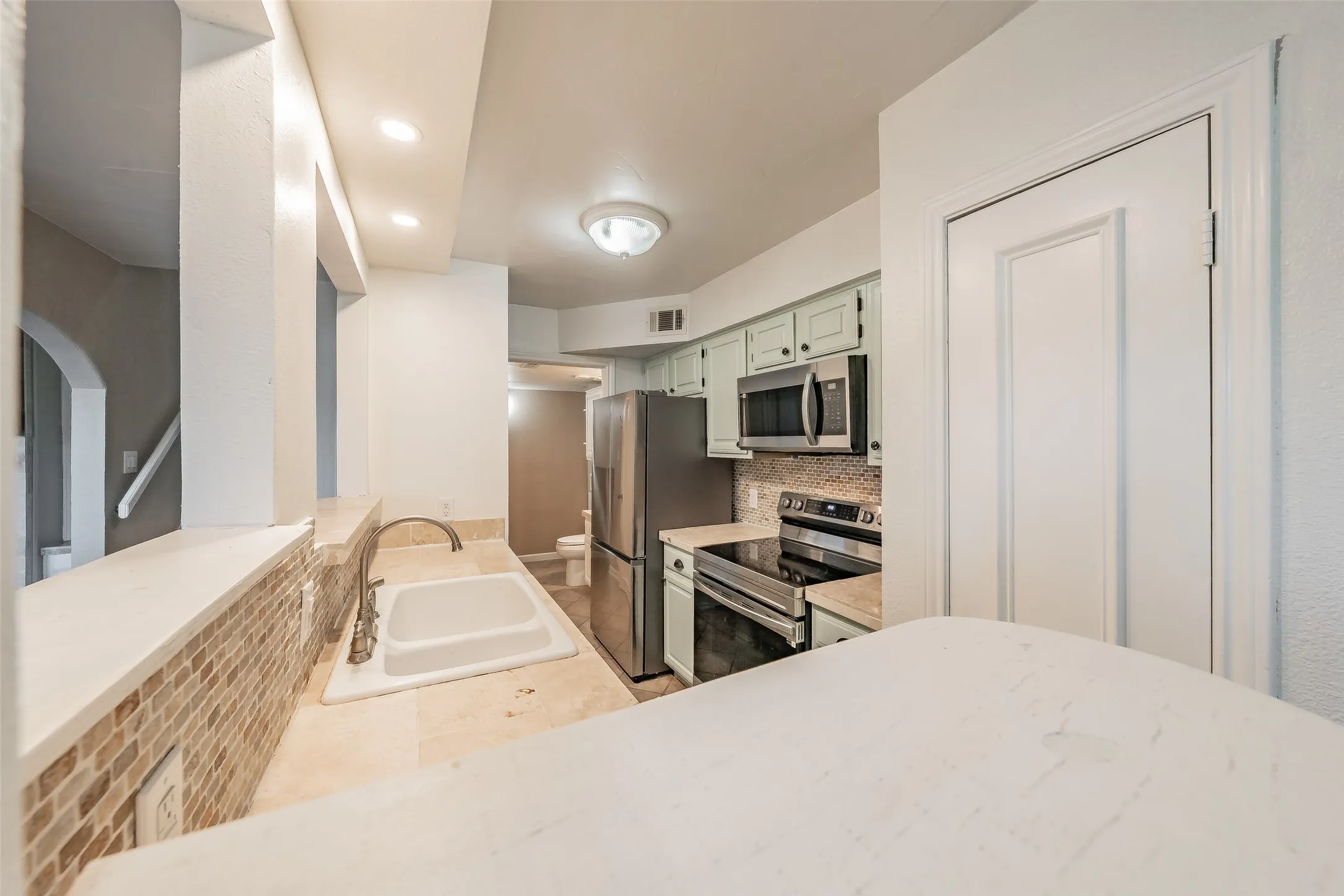 Condominium For Sale in Tarrant County , 714 E Wall Street 105, Grapevine, Texas 76051, 2 Bedroom, 3 Bathroom, Garage spaces, 1,152 Sqft, built in 1981, mls#21387329, Real Estate Agent in Grapevine, Homes For Sale in Tarrant county, Homes For Sale in Grapevine, Realtor in Grapevine Texas, Real Estate Brokerage Independent Realty Texas, Luminita Cordes Realtor