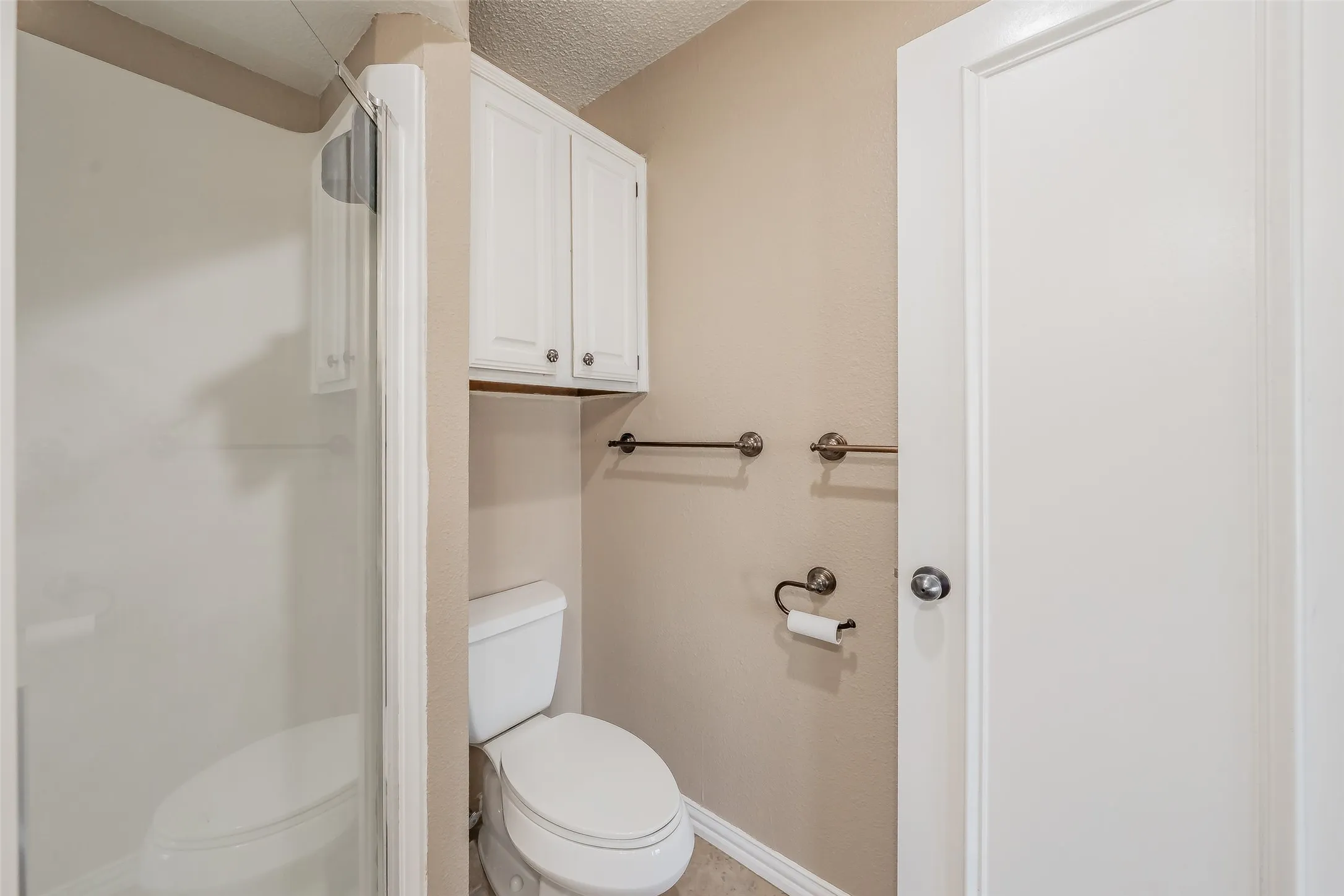 Condominium For Sale in Tarrant County , 714 E Wall Street 105, Grapevine, Texas 76051, 2 Bedroom, 3 Bathroom, Garage spaces, 1,152 Sqft, built in 1981, mls#21387329, Real Estate Agent in Grapevine, Homes For Sale in Tarrant county, Homes For Sale in Grapevine, Realtor in Grapevine Texas, Real Estate Brokerage Independent Realty Texas, Luminita Cordes Realtor