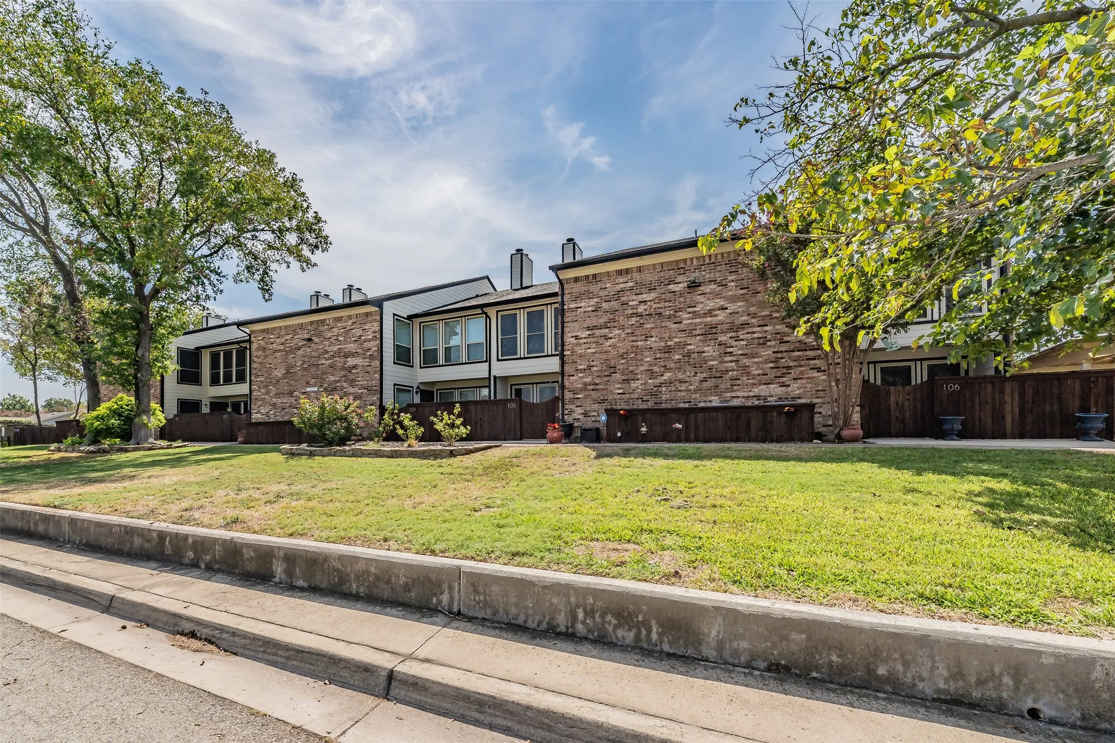 Condominium For Sale in Tarrant County , 714 E Wall Street 105, Grapevine, Texas 76051, 2 Bedroom, 3 Bathroom, Garage spaces, 1,152 Sqft, built in 1981, mls#21387329, Real Estate Agent in Grapevine, Homes For Sale in Tarrant county, Homes For Sale in Grapevine, Realtor in Grapevine Texas, Real Estate Brokerage Independent Realty Texas, Luminita Cordes Realtor