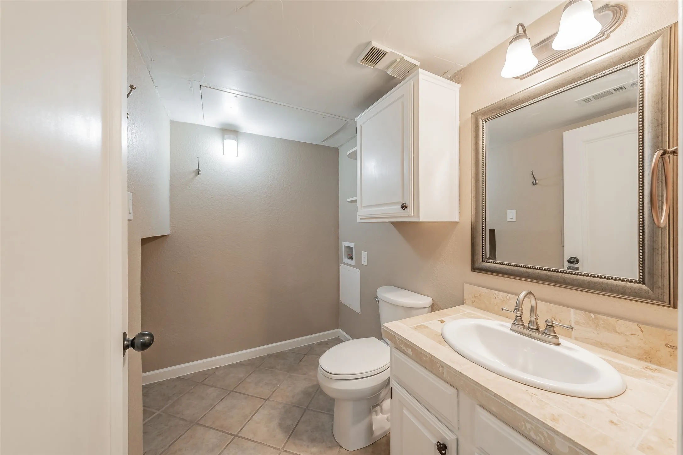 Condominium For Sale in Tarrant County , 714 E Wall Street 105, Grapevine, Texas 76051, 2 Bedroom, 3 Bathroom, Garage spaces, 1,152 Sqft, built in 1981, mls#21387329, Real Estate Agent in Grapevine, Homes For Sale in Tarrant county, Homes For Sale in Grapevine, Realtor in Grapevine Texas, Real Estate Brokerage Independent Realty Texas, Luminita Cordes Realtor