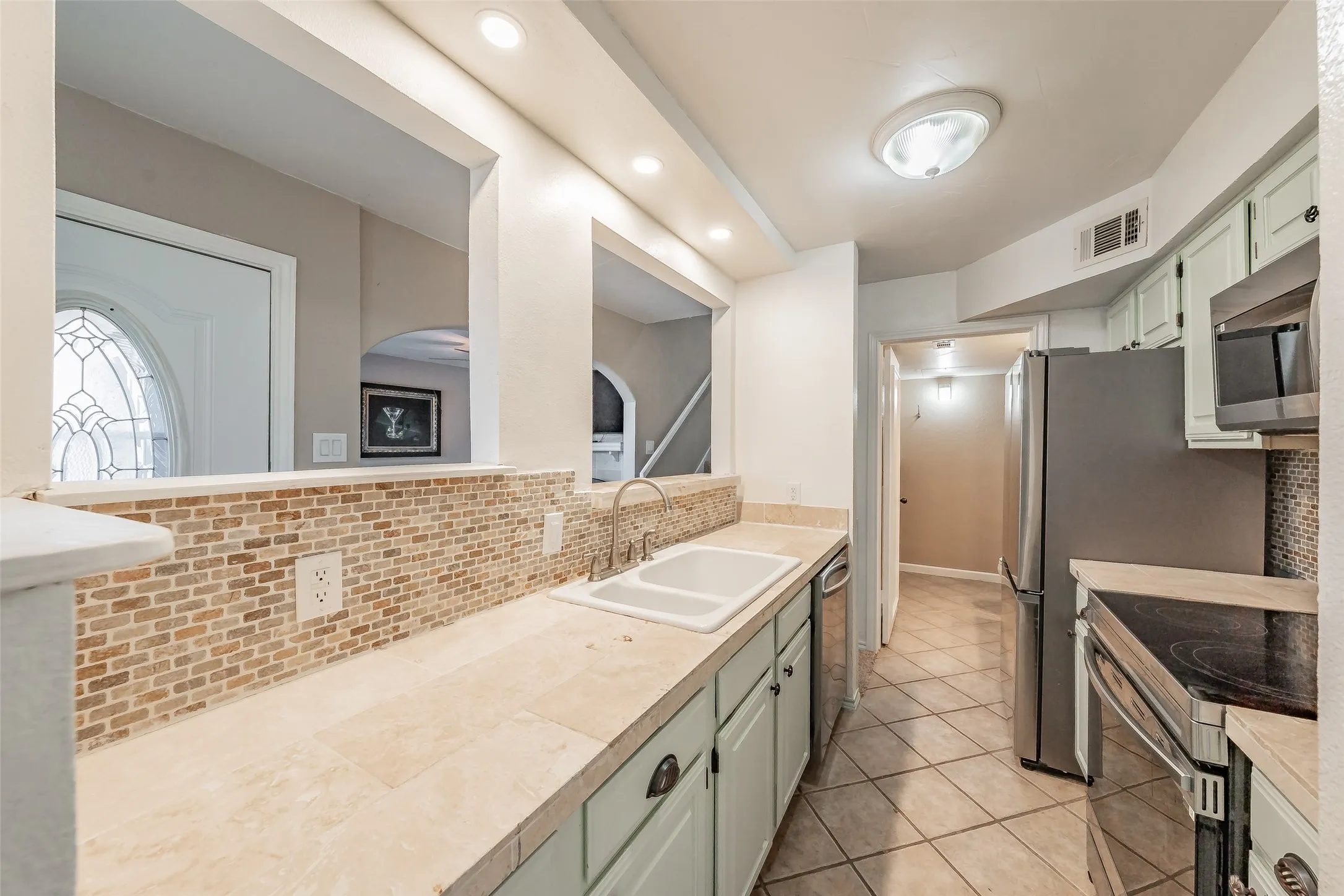 Condominium For Sale in Tarrant County , 714 E Wall Street 105, Grapevine, Texas 76051, 2 Bedroom, 3 Bathroom, Garage spaces, 1,152 Sqft, built in 1981, mls#21387329, Real Estate Agent in Grapevine, Homes For Sale in Tarrant county, Homes For Sale in Grapevine, Realtor in Grapevine Texas, Real Estate Brokerage Independent Realty Texas, Luminita Cordes Realtor