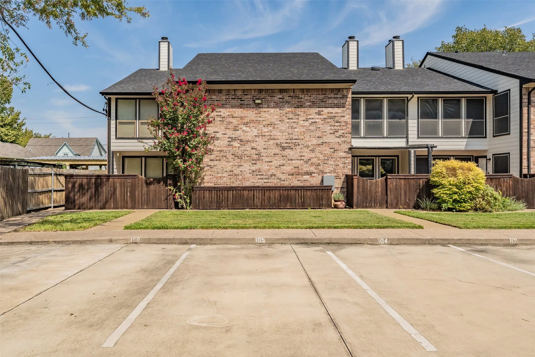 Condominium For Sale in Tarrant County , 714 E Wall Street 105, Grapevine, Texas 76051, 2 Bedroom, 3 Bathroom, Garage spaces, 1,152 Sqft, built in 1981, mls#21387329, Real Estate Agent in Grapevine, Homes For Sale in Tarrant county, Homes For Sale in Grapevine, Realtor in Grapevine Texas, Real Estate Brokerage Independent Realty Texas, Luminita Cordes Realtor