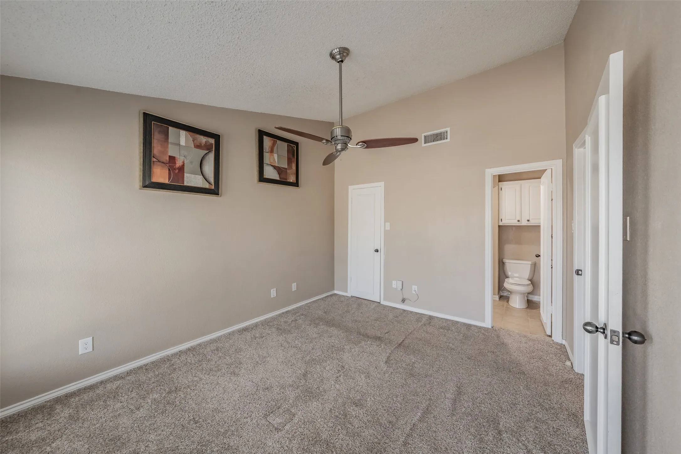 Condominium For Sale in Tarrant County , 714 E Wall Street 105, Grapevine, Texas 76051, 2 Bedroom, 3 Bathroom, Garage spaces, 1,152 Sqft, built in 1981, mls#21387329, Real Estate Agent in Grapevine, Homes For Sale in Tarrant county, Homes For Sale in Grapevine, Realtor in Grapevine Texas, Real Estate Brokerage Independent Realty Texas, Luminita Cordes Realtor