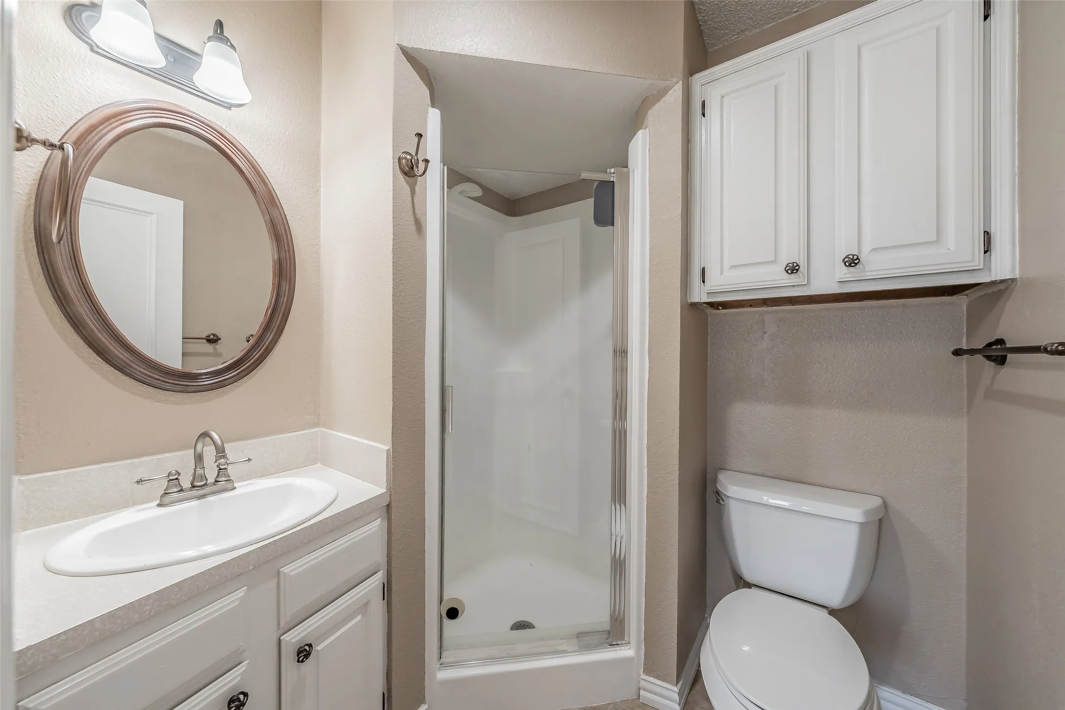 Condominium For Sale in Tarrant County , 714 E Wall Street 105, Grapevine, Texas 76051, 2 Bedroom, 3 Bathroom, Garage spaces, 1,152 Sqft, built in 1981, mls#21387329, Real Estate Agent in Grapevine, Homes For Sale in Tarrant county, Homes For Sale in Grapevine, Realtor in Grapevine Texas, Real Estate Brokerage Independent Realty Texas, Luminita Cordes Realtor