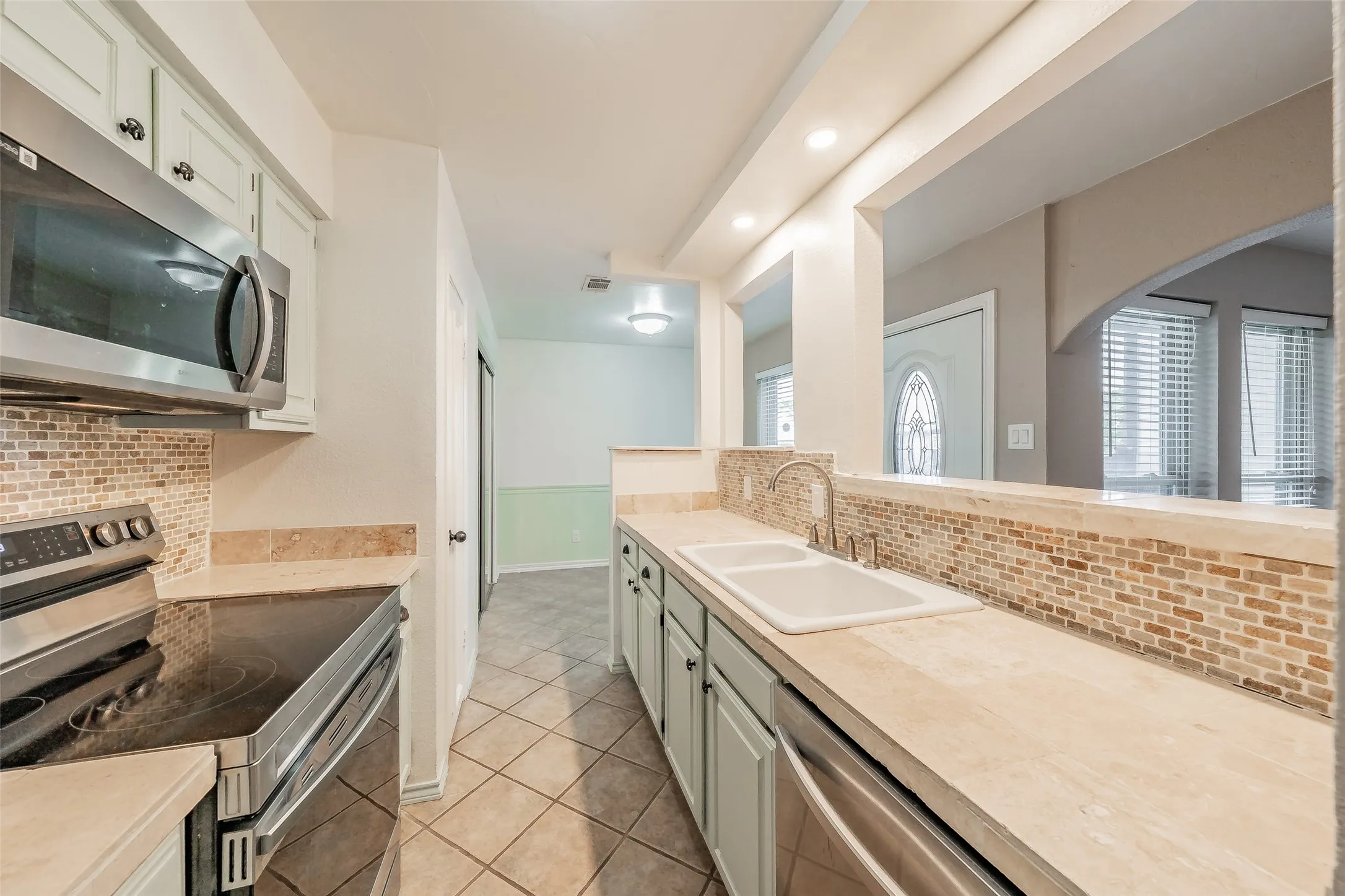 Condominium For Sale in Tarrant County , 714 E Wall Street 105, Grapevine, Texas 76051, 2 Bedroom, 3 Bathroom, Garage spaces, 1,152 Sqft, built in 1981, mls#21387329, Real Estate Agent in Grapevine, Homes For Sale in Tarrant county, Homes For Sale in Grapevine, Realtor in Grapevine Texas, Real Estate Brokerage Independent Realty Texas, Luminita Cordes Realtor