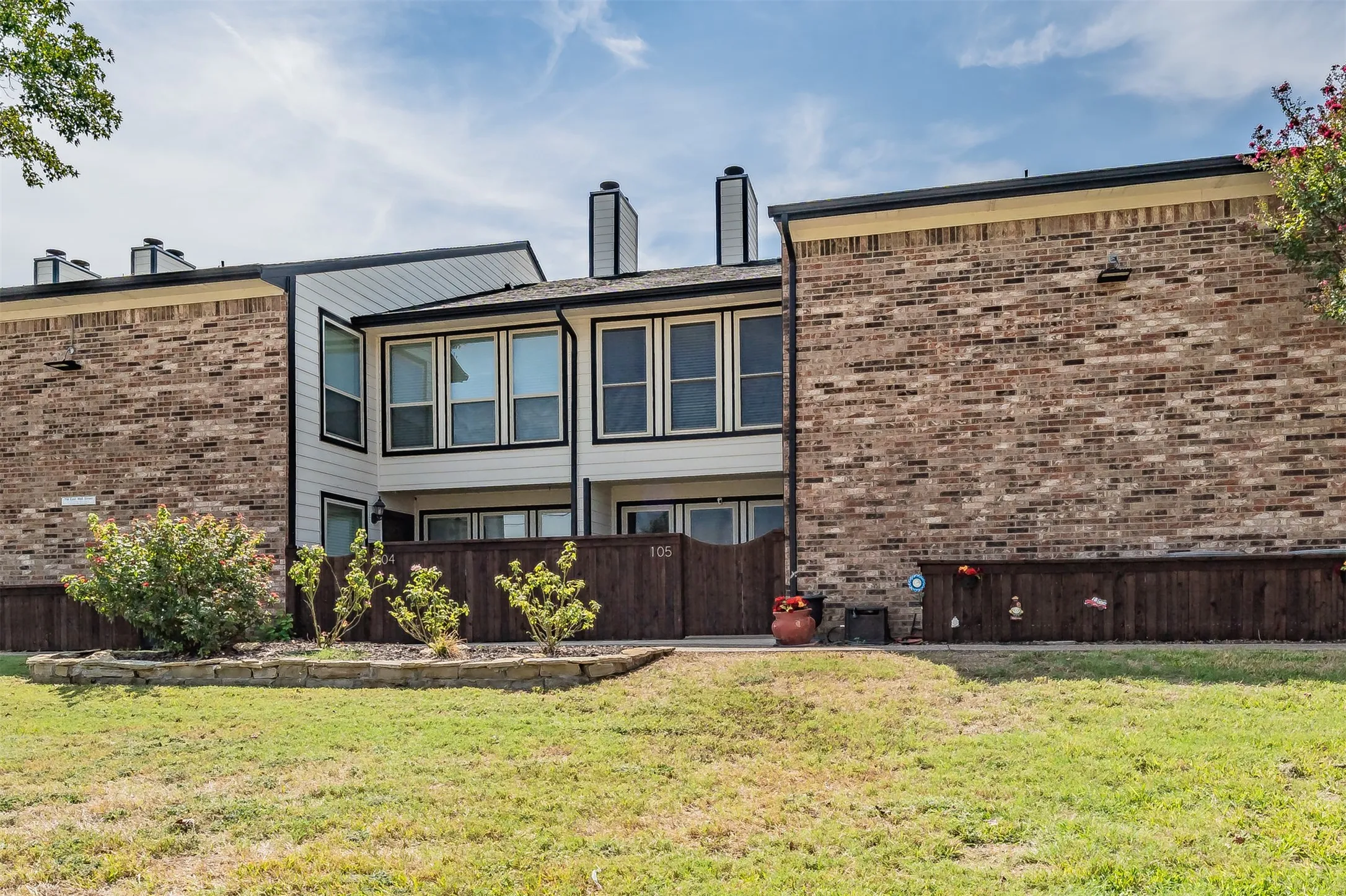 Condominium For Sale in Tarrant County , 714 E Wall Street 105, Grapevine, Texas 76051, 2 Bedroom, 3 Bathroom, Garage spaces, 1,152 Sqft, built in 1981, mls#21387329, Real Estate Agent in Grapevine, Homes For Sale in Tarrant county, Homes For Sale in Grapevine, Realtor in Grapevine Texas, Real Estate Brokerage Independent Realty Texas, Luminita Cordes Realtor