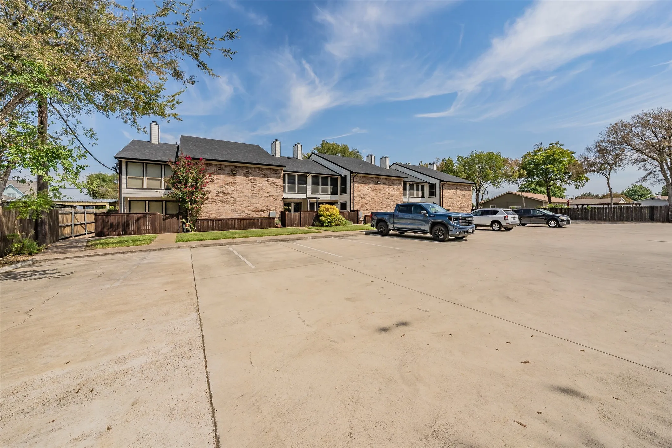 Condominium For Sale in Tarrant County , 714 E Wall Street 105, Grapevine, Texas 76051, 2 Bedroom, 3 Bathroom, Garage spaces, 1,152 Sqft, built in 1981, mls#21387329, Real Estate Agent in Grapevine, Homes For Sale in Tarrant county, Homes For Sale in Grapevine, Realtor in Grapevine Texas, Real Estate Brokerage Independent Realty Texas, Luminita Cordes Realtor