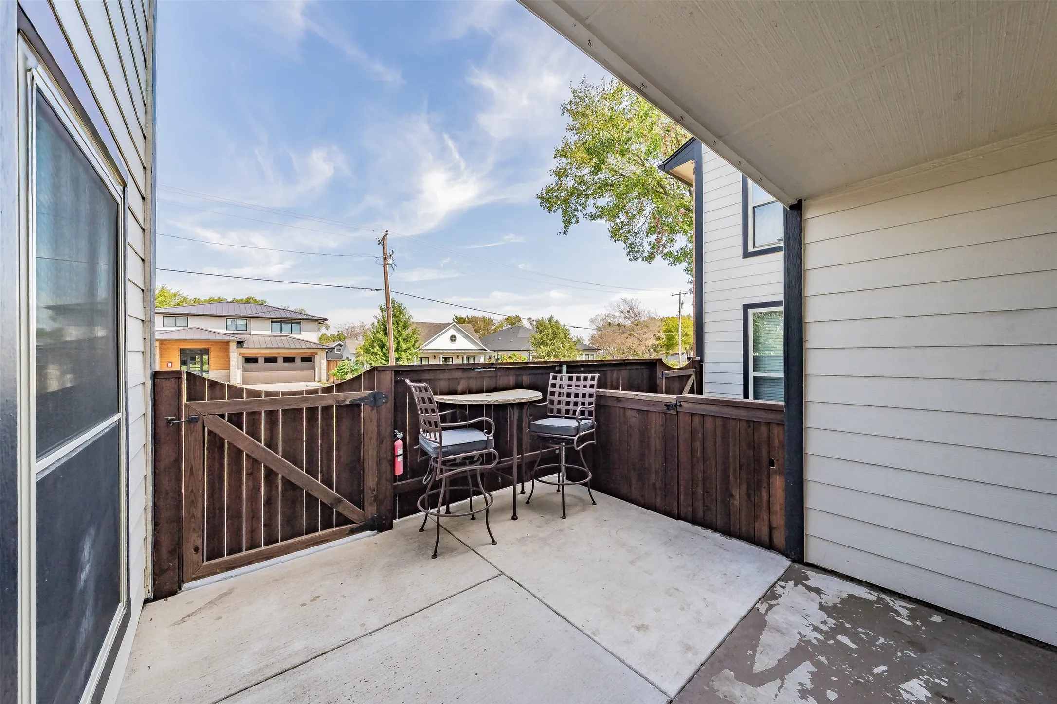 Condominium For Sale in Tarrant County , 714 E Wall Street 105, Grapevine, Texas 76051, 2 Bedroom, 3 Bathroom, Garage spaces, 1,152 Sqft, built in 1981, mls#21387329, Real Estate Agent in Grapevine, Homes For Sale in Tarrant county, Homes For Sale in Grapevine, Realtor in Grapevine Texas, Real Estate Brokerage Independent Realty Texas, Luminita Cordes Realtor