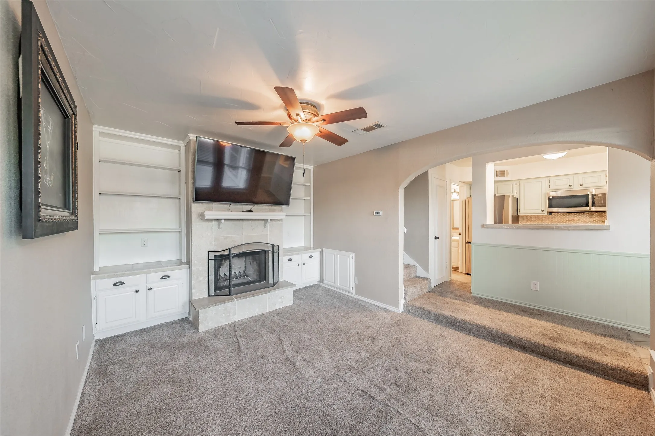 Condominium For Sale in Tarrant County , 714 E Wall Street 105, Grapevine, Texas 76051, 2 Bedroom, 3 Bathroom, Garage spaces, 1,152 Sqft, built in 1981, mls#21387329, Real Estate Agent in Grapevine, Homes For Sale in Tarrant county, Homes For Sale in Grapevine, Realtor in Grapevine Texas, Real Estate Brokerage Independent Realty Texas, Luminita Cordes Realtor