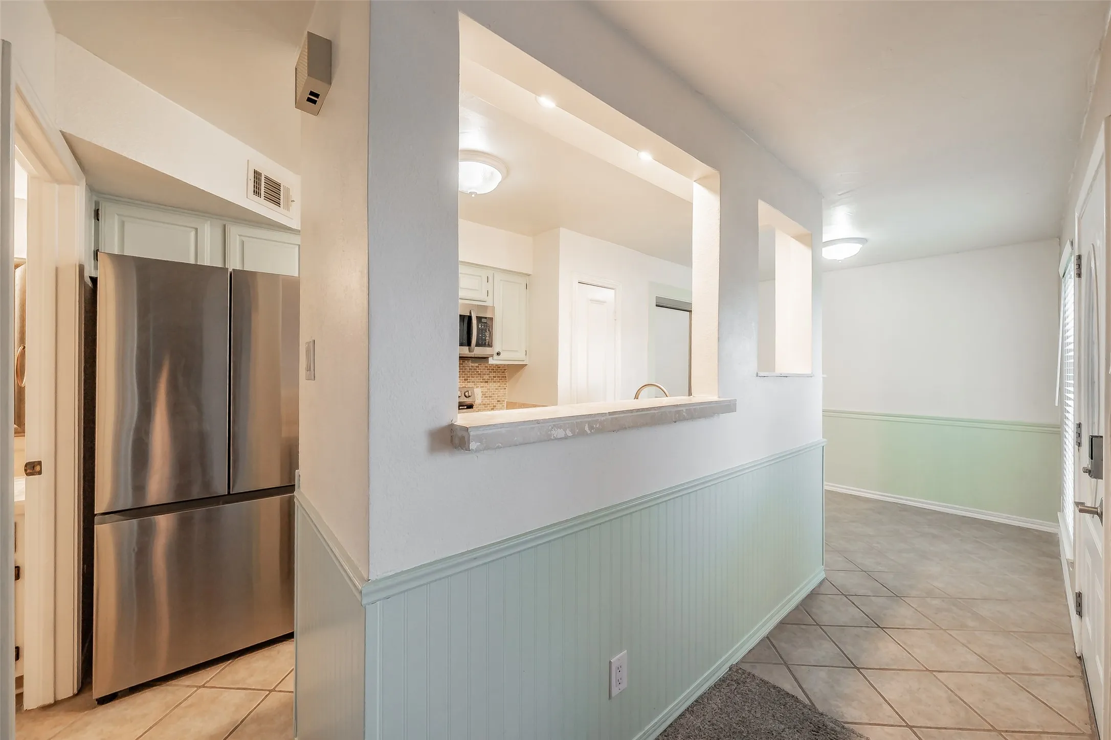 Condominium For Sale in Tarrant County , 714 E Wall Street 105, Grapevine, Texas 76051, 2 Bedroom, 3 Bathroom, Garage spaces, 1,152 Sqft, built in 1981, mls#21387329, Real Estate Agent in Grapevine, Homes For Sale in Tarrant county, Homes For Sale in Grapevine, Realtor in Grapevine Texas, Real Estate Brokerage Independent Realty Texas, Luminita Cordes Realtor