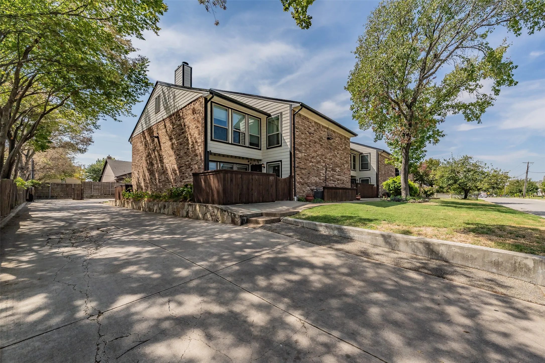 Condominium For Sale in Tarrant County , 714 E Wall Street 105, Grapevine, Texas 76051, 2 Bedroom, 3 Bathroom, Garage spaces, 1,152 Sqft, built in 1981, mls#21387329, Real Estate Agent in Grapevine, Homes For Sale in Tarrant county, Homes For Sale in Grapevine, Realtor in Grapevine Texas, Real Estate Brokerage Independent Realty Texas, Luminita Cordes Realtor