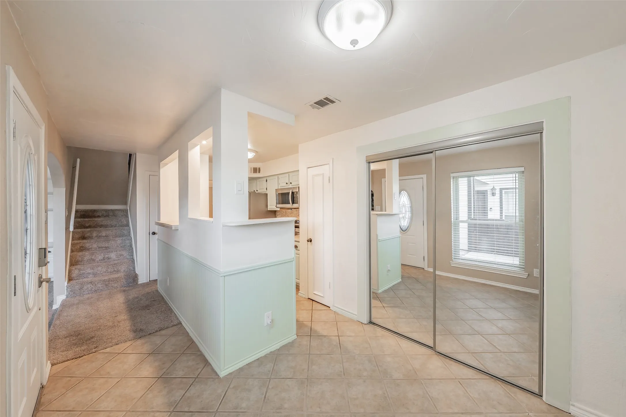 Condominium For Sale in Tarrant County , 714 E Wall Street 105, Grapevine, Texas 76051, 2 Bedroom, 3 Bathroom, Garage spaces, 1,152 Sqft, built in 1981, mls#21387329, Real Estate Agent in Grapevine, Homes For Sale in Tarrant county, Homes For Sale in Grapevine, Realtor in Grapevine Texas, Real Estate Brokerage Independent Realty Texas, Luminita Cordes Realtor