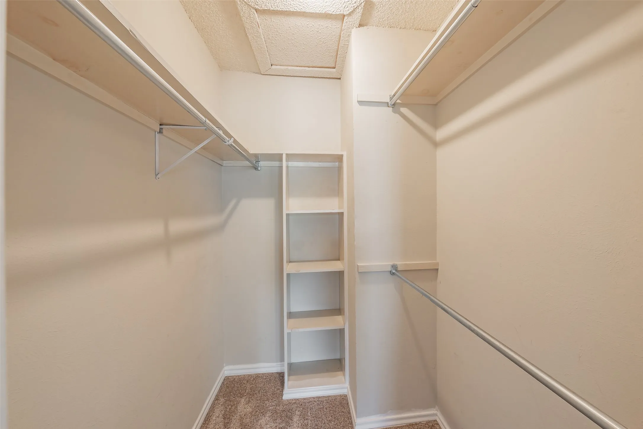 Condominium For Sale in Tarrant County , 714 E Wall Street 105, Grapevine, Texas 76051, 2 Bedroom, 3 Bathroom, Garage spaces, 1,152 Sqft, built in 1981, mls#21387329, Real Estate Agent in Grapevine, Homes For Sale in Tarrant county, Homes For Sale in Grapevine, Realtor in Grapevine Texas, Real Estate Brokerage Independent Realty Texas, Luminita Cordes Realtor