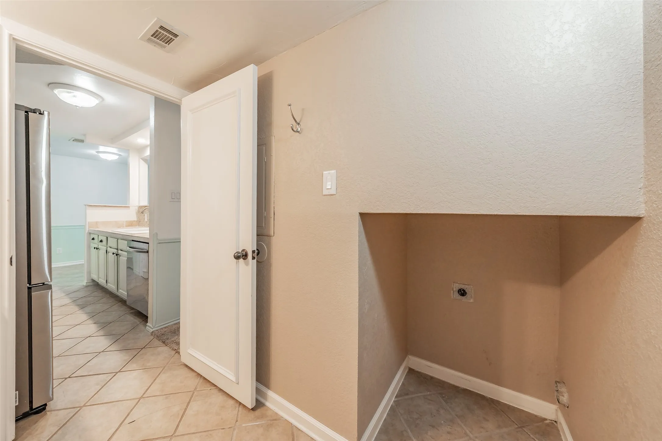 Condominium For Sale in Tarrant County , 714 E Wall Street 105, Grapevine, Texas 76051, 2 Bedroom, 3 Bathroom, Garage spaces, 1,152 Sqft, built in 1981, mls#21387329, Real Estate Agent in Grapevine, Homes For Sale in Tarrant county, Homes For Sale in Grapevine, Realtor in Grapevine Texas, Real Estate Brokerage Independent Realty Texas, Luminita Cordes Realtor