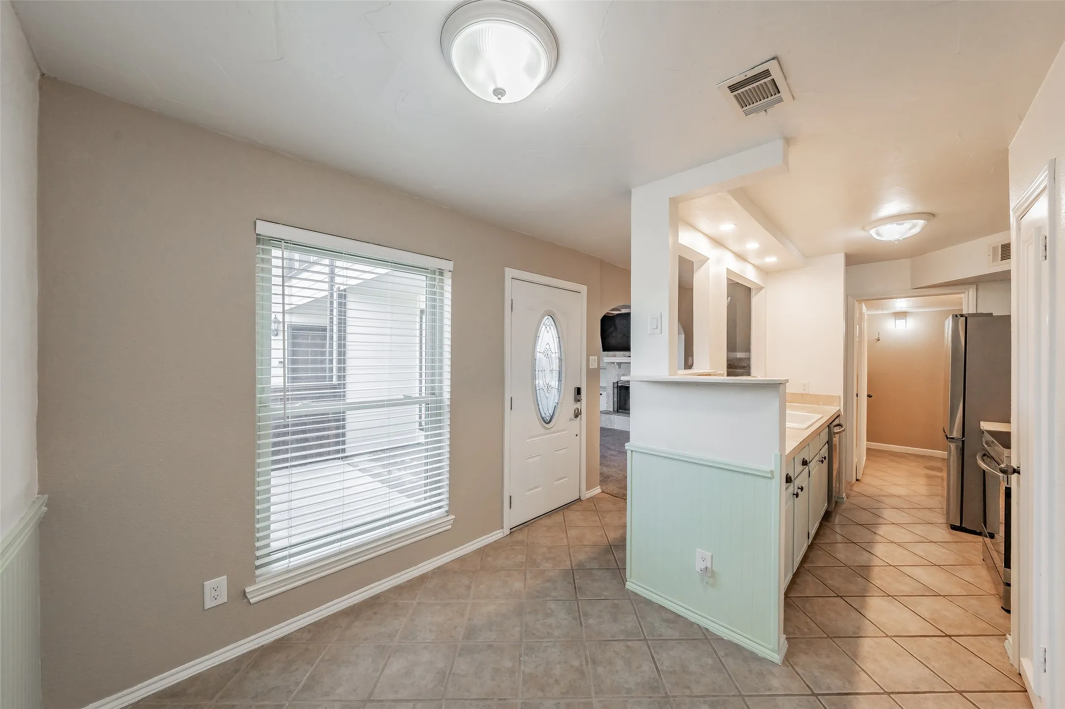Condominium For Sale in Tarrant County , 714 E Wall Street 105, Grapevine, Texas 76051, 2 Bedroom, 3 Bathroom, Garage spaces, 1,152 Sqft, built in 1981, mls#21387329, Real Estate Agent in Grapevine, Homes For Sale in Tarrant county, Homes For Sale in Grapevine, Realtor in Grapevine Texas, Real Estate Brokerage Independent Realty Texas, Luminita Cordes Realtor
