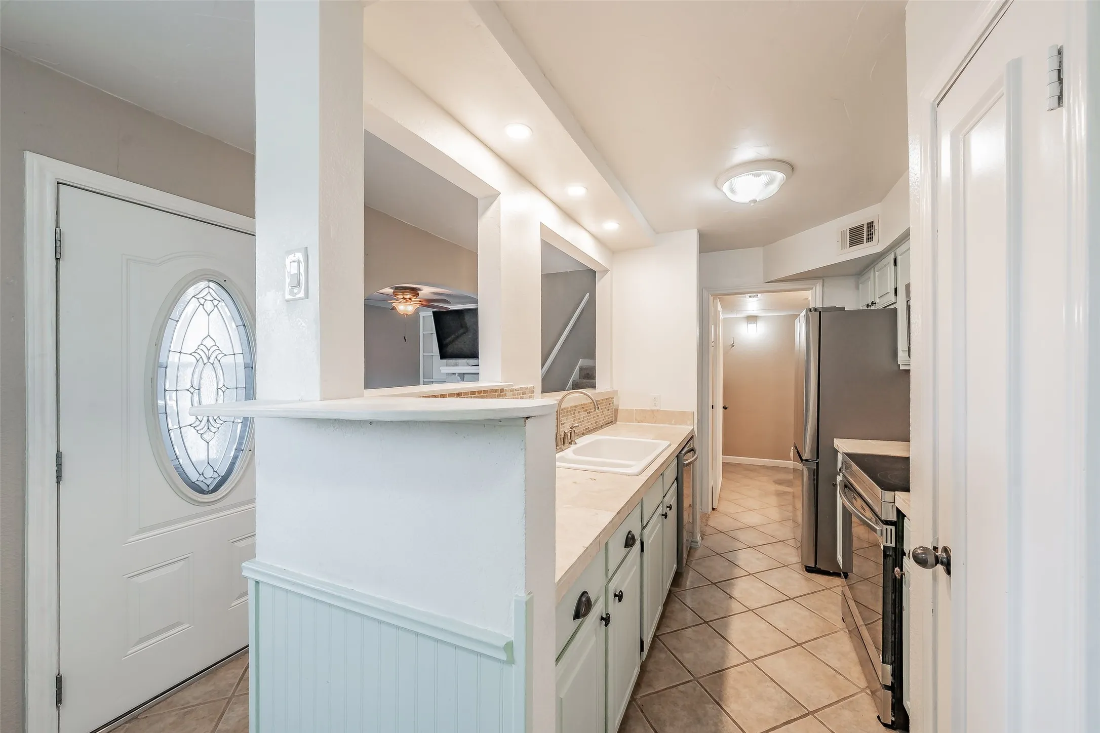 Condominium For Sale in Tarrant County , 714 E Wall Street 105, Grapevine, Texas 76051, 2 Bedroom, 3 Bathroom, Garage spaces, 1,152 Sqft, built in 1981, mls#21387329, Real Estate Agent in Grapevine, Homes For Sale in Tarrant county, Homes For Sale in Grapevine, Realtor in Grapevine Texas, Real Estate Brokerage Independent Realty Texas, Luminita Cordes Realtor