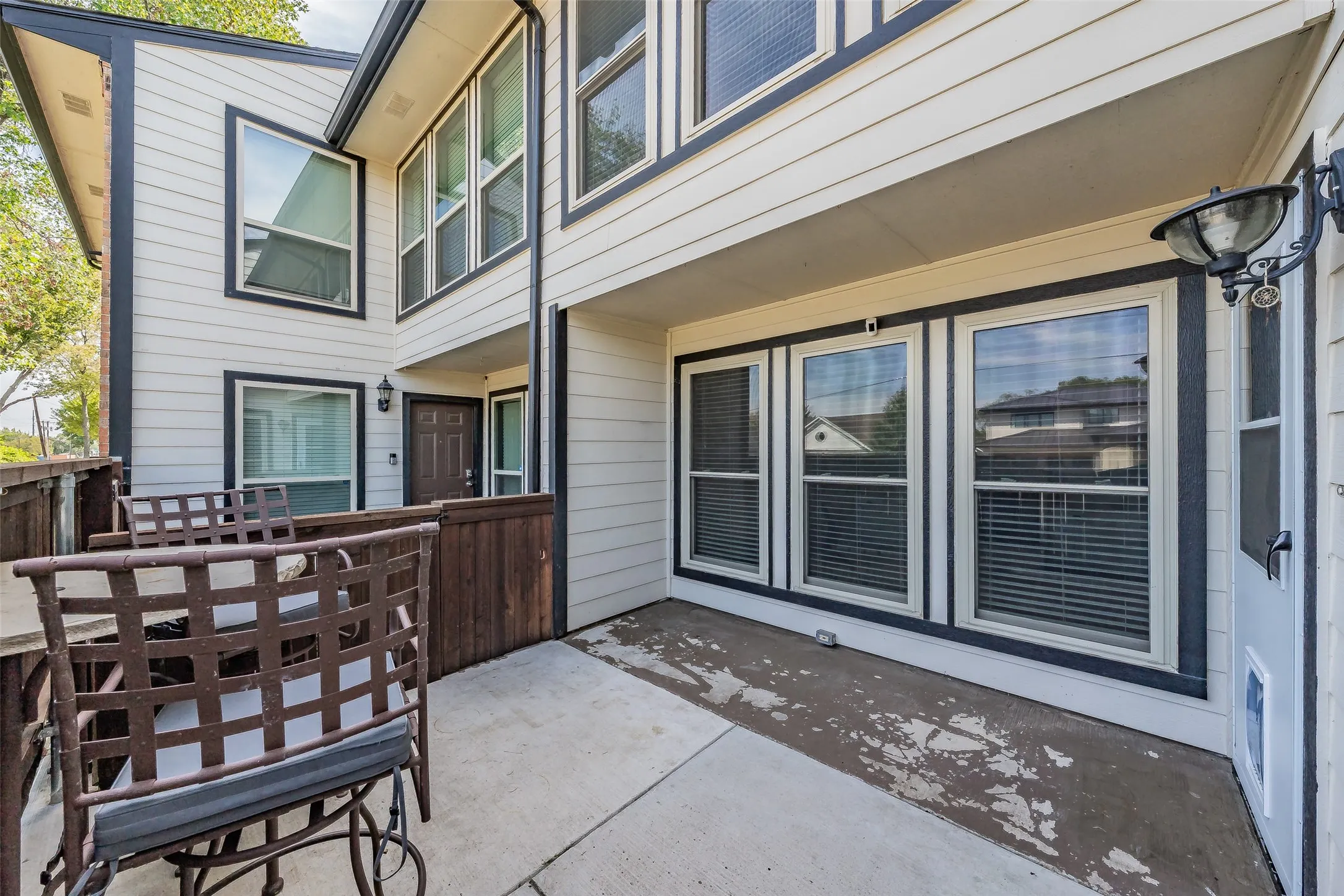 Condominium For Sale in Tarrant County , 714 E Wall Street 105, Grapevine, Texas 76051, 2 Bedroom, 3 Bathroom, Garage spaces, 1,152 Sqft, built in 1981, mls#21387329, Real Estate Agent in Grapevine, Homes For Sale in Tarrant county, Homes For Sale in Grapevine, Realtor in Grapevine Texas, Real Estate Brokerage Independent Realty Texas, Luminita Cordes Realtor