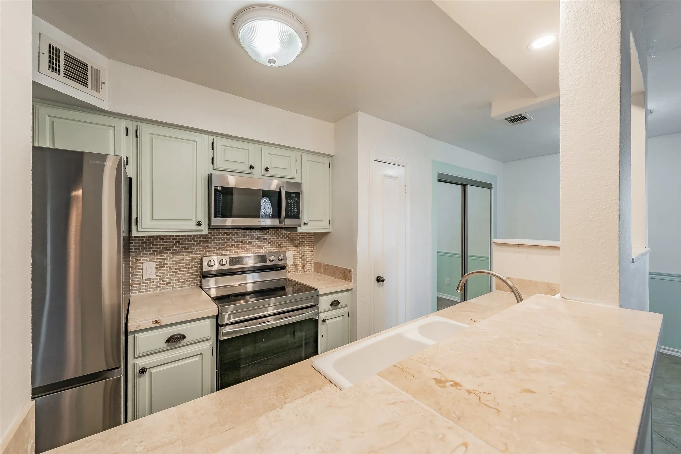 Condominium For Sale in Tarrant County , 714 E Wall Street 105, Grapevine, Texas 76051, 2 Bedroom, 3 Bathroom, Garage spaces, 1,152 Sqft, built in 1981, mls#21387329, Real Estate Agent in Grapevine, Homes For Sale in Tarrant county, Homes For Sale in Grapevine, Realtor in Grapevine Texas, Real Estate Brokerage Independent Realty Texas, Luminita Cordes Realtor