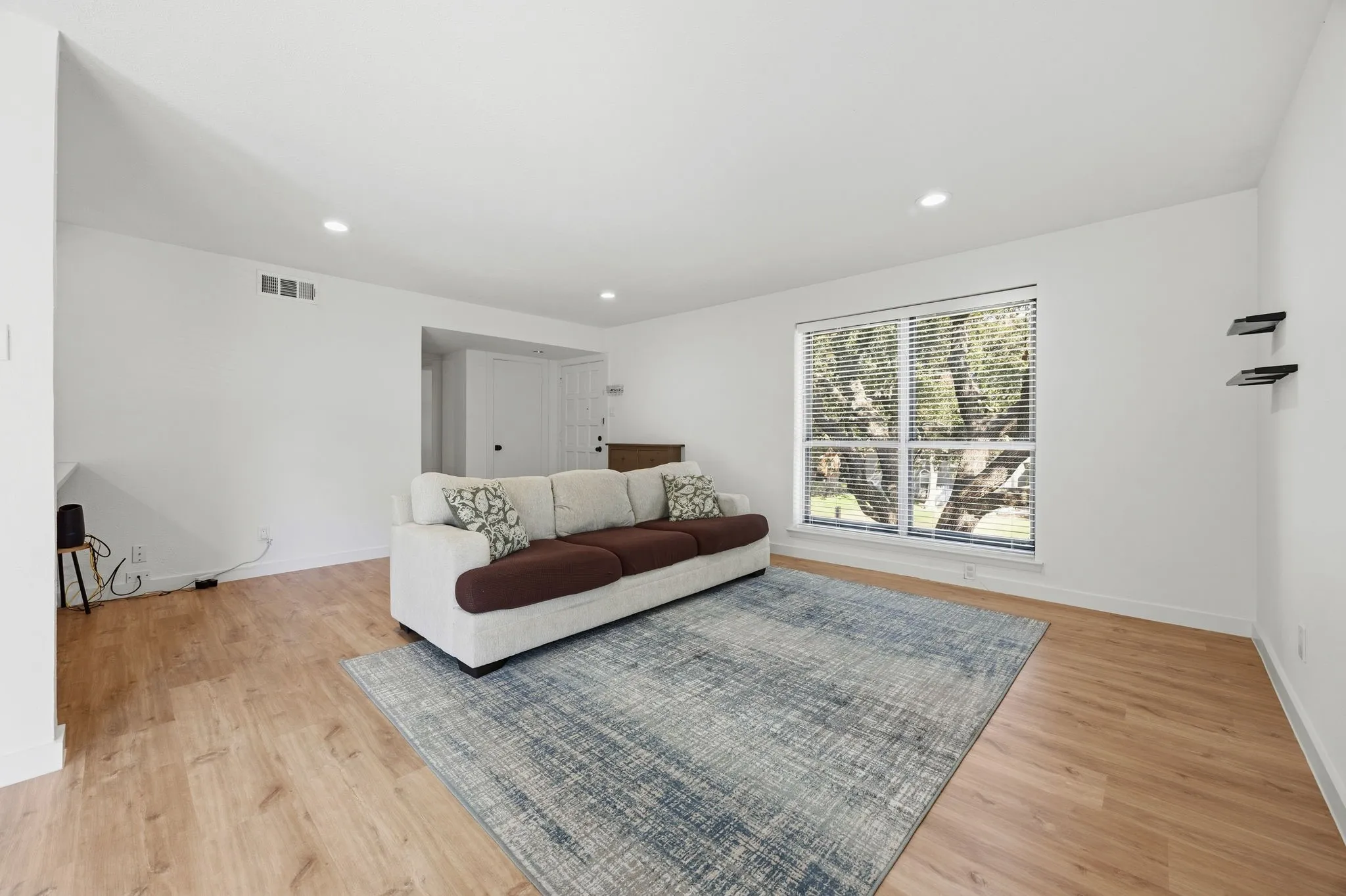 Condominium For Sale in Dallas County , 6060 Birchbrook Drive 262, Dallas, Texas 75206, 2 Bedroom, 2 Bathroom, Garage spaces, 1,136 Sqft, built in 1970, mls#21391550, Real Estate Agent in Dallas, Homes For Sale in Dallas county, Homes For Sale in Dallas, Realtor in Dallas Texas, Real Estate Brokerage Independent Realty Texas, Luminita Cordes Realtor