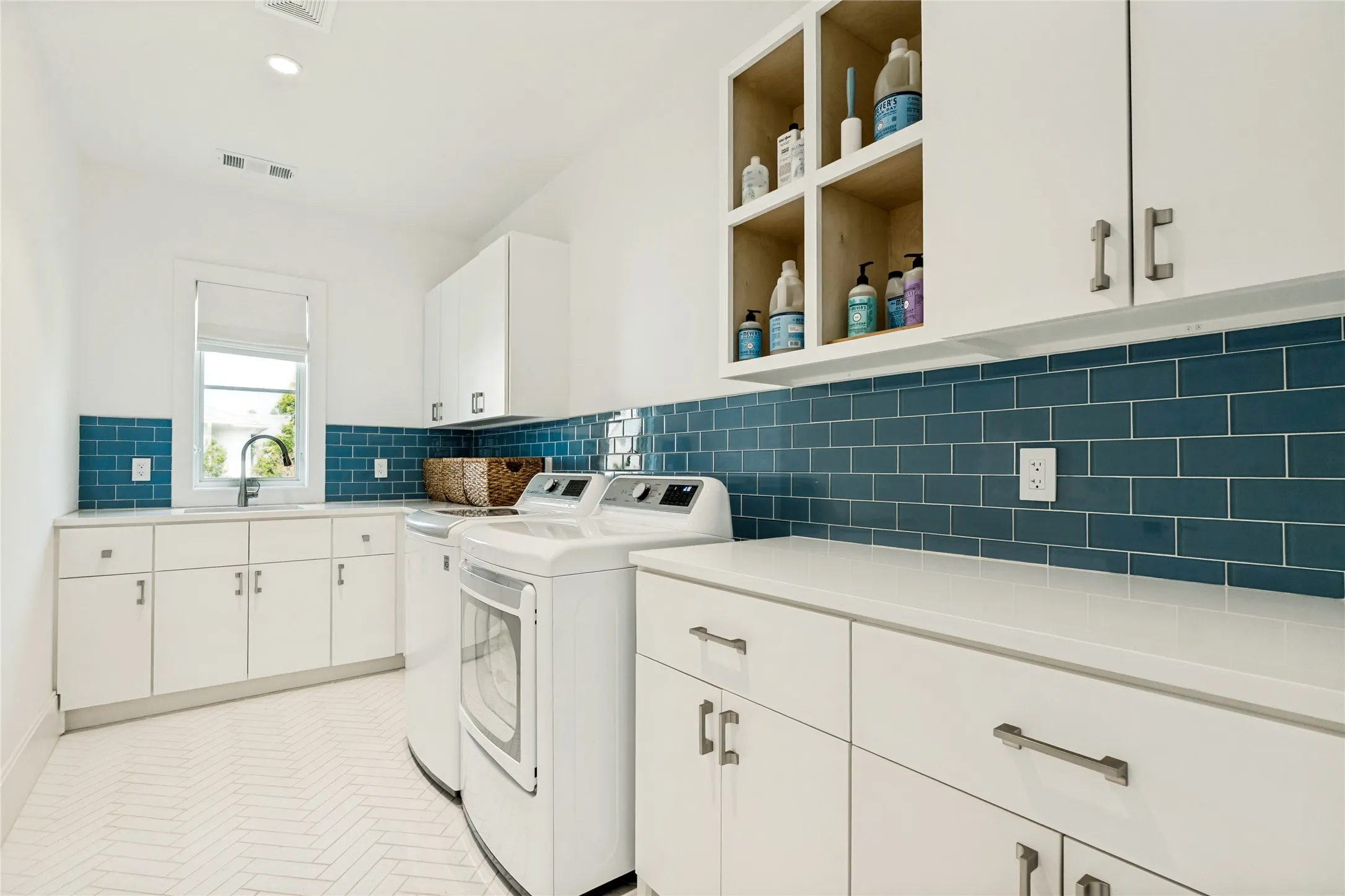 Single Family Residence For Sale in Dallas County , 3421 Southwestern Boulevard, University Park, Texas 75225, 5 Bedroom, 7 Bathroom, 2 Garage spaces, 6,898 Sqft, built in 2020, mls#21394754, Real Estate Agent in University Park, Homes For Sale in Dallas county, Homes For Sale in University Park, Realtor in University Park Texas, Real Estate Brokerage Independent Realty Texas, Luminita Cordes Realtor