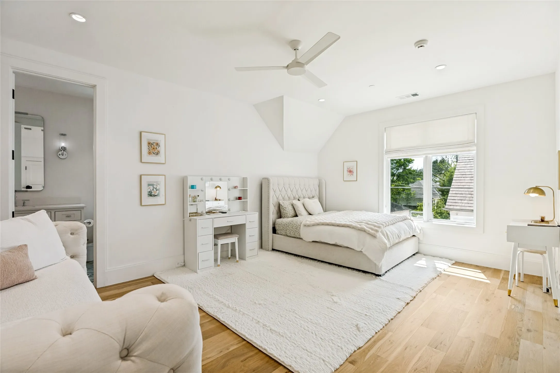Single Family Residence For Sale in Dallas County , 3421 Southwestern Boulevard, University Park, Texas 75225, 5 Bedroom, 7 Bathroom, 2 Garage spaces, 6,898 Sqft, built in 2020, mls#21394754, Real Estate Agent in University Park, Homes For Sale in Dallas county, Homes For Sale in University Park, Realtor in University Park Texas, Real Estate Brokerage Independent Realty Texas, Luminita Cordes Realtor