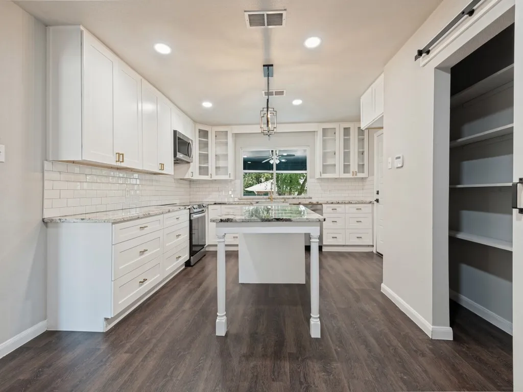 Single Family Residence For Sale in Tarrant County , 6455 El Toro Court, Fort Worth, Texas 76133, 4 Bedroom, 2 Bathroom, 2 Garage spaces, 1,956 Sqft, built in 1971, mls#21394441, Real Estate Agent in Fort Worth, Homes For Sale in Tarrant county, Homes For Sale in Fort Worth, Realtor in Fort Worth Texas, Real Estate Brokerage Independent Realty Texas, Luminita Cordes Realtor