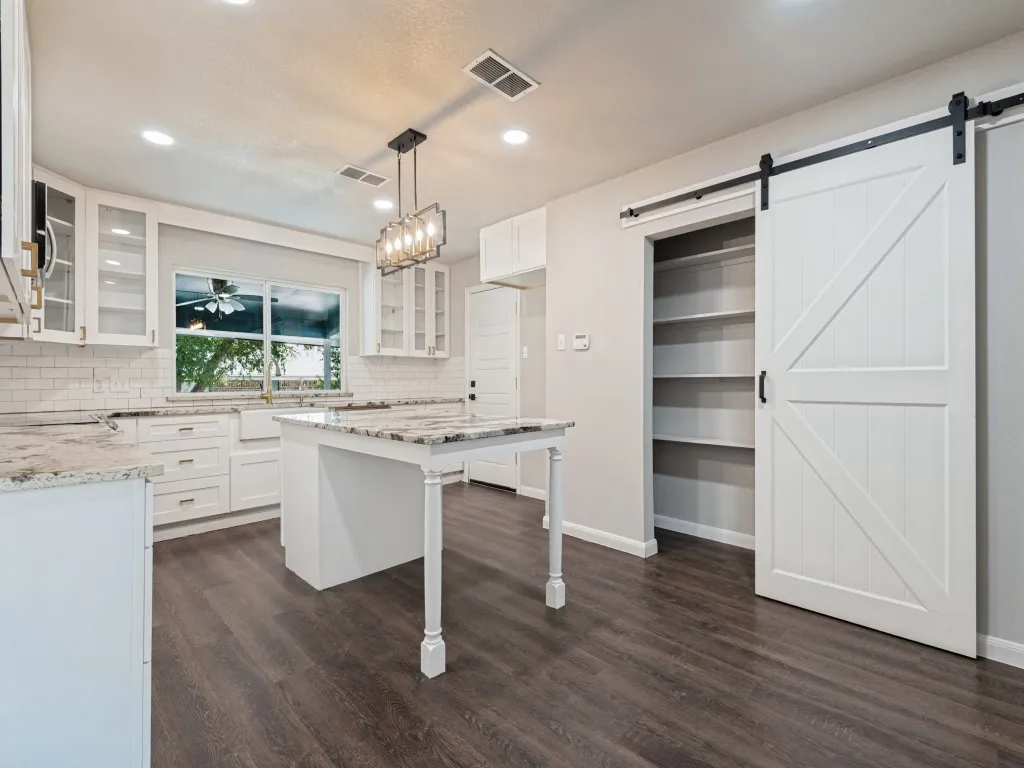 Single Family Residence For Sale in Tarrant County , 6455 El Toro Court, Fort Worth, Texas 76133, 4 Bedroom, 2 Bathroom, 2 Garage spaces, 1,956 Sqft, built in 1971, mls#21394441, Real Estate Agent in Fort Worth, Homes For Sale in Tarrant county, Homes For Sale in Fort Worth, Realtor in Fort Worth Texas, Real Estate Brokerage Independent Realty Texas, Luminita Cordes Realtor