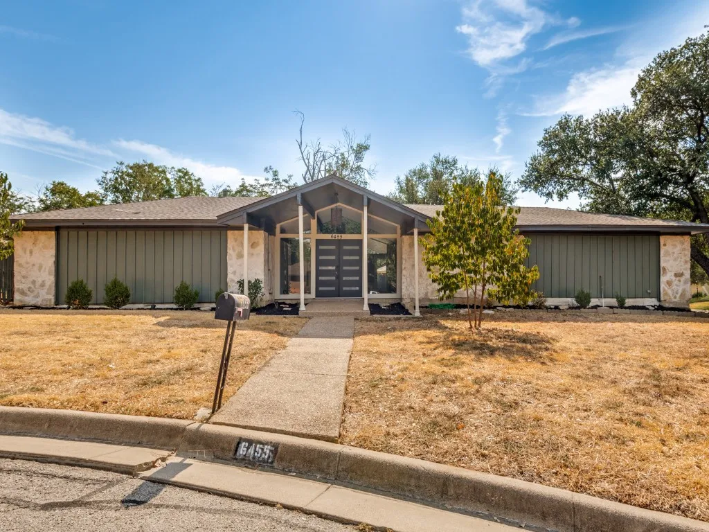 Single Family Residence For Sale in Tarrant County , 6455 El Toro Court, Fort Worth, Texas 76133, 4 Bedroom, 2 Bathroom, 2 Garage spaces, 1,956 Sqft, built in 1971, mls#21394441, Real Estate Agent in Fort Worth, Homes For Sale in Tarrant county, Homes For Sale in Fort Worth, Realtor in Fort Worth Texas, Real Estate Brokerage Independent Realty Texas, Luminita Cordes Realtor