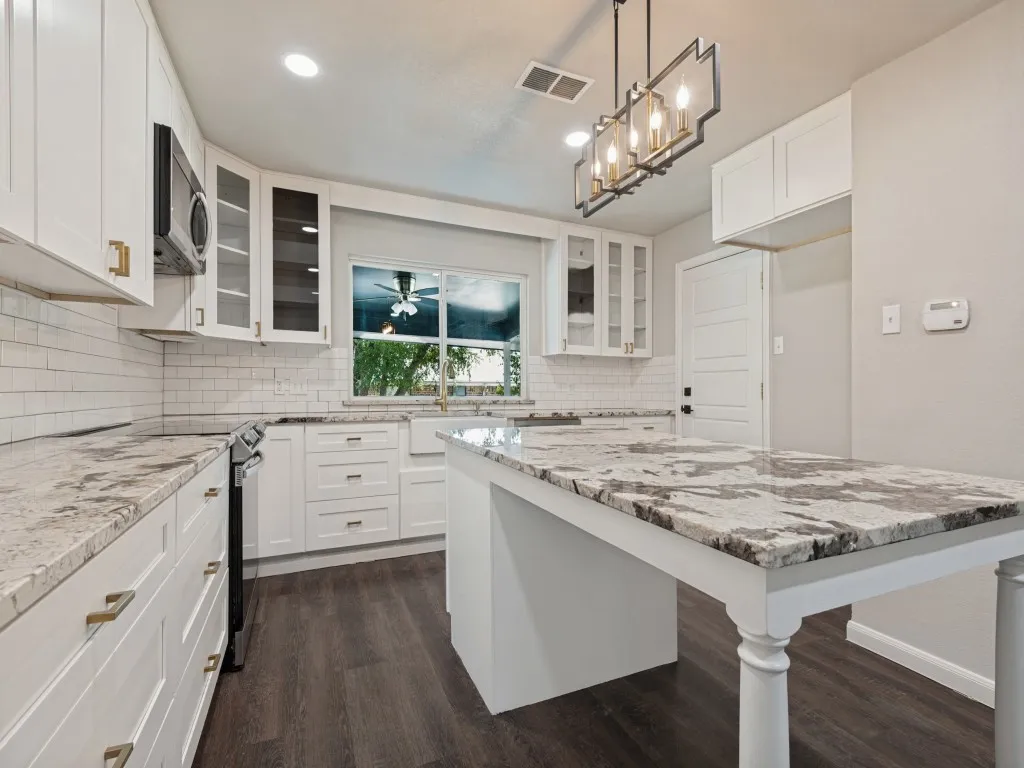 Single Family Residence For Sale in Tarrant County , 6455 El Toro Court, Fort Worth, Texas 76133, 4 Bedroom, 2 Bathroom, 2 Garage spaces, 1,956 Sqft, built in 1971, mls#21394441, Real Estate Agent in Fort Worth, Homes For Sale in Tarrant county, Homes For Sale in Fort Worth, Realtor in Fort Worth Texas, Real Estate Brokerage Independent Realty Texas, Luminita Cordes Realtor