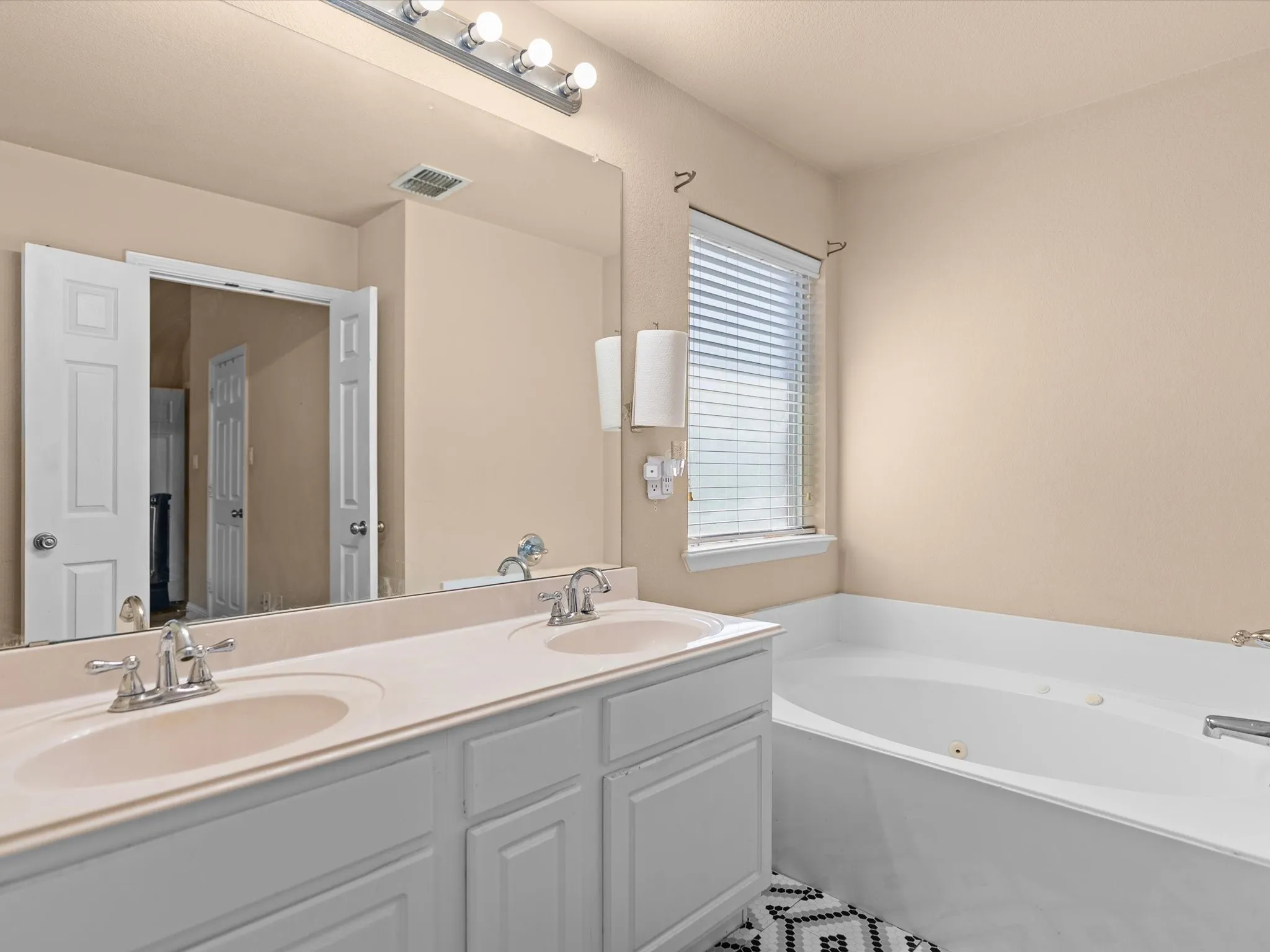 Single Family Residence For Sale in Tarrant County , 6504 Sierra Madre Drive, Fort Worth, Texas 76179, 3 Bedroom, 2 Bathroom, 2 Garage spaces, 1,505 Sqft, built in 2005, mls#21391216, Real Estate Agent in Fort Worth, Homes For Sale in Tarrant county, Homes For Sale in Fort Worth, Realtor in Fort Worth Texas, Real Estate Brokerage Independent Realty Texas, Luminita Cordes Realtor