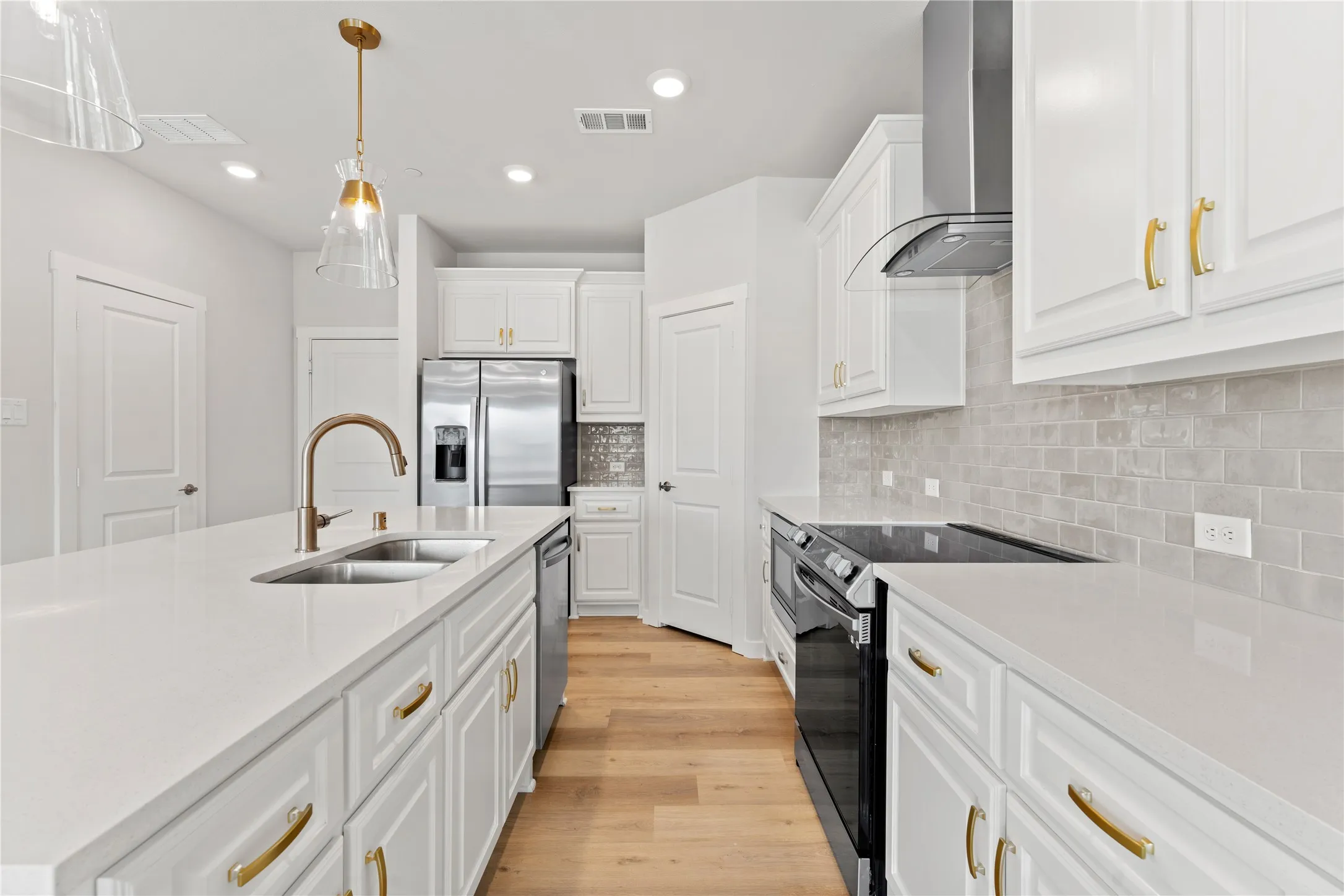 Townhouse For Rent in Dallas County , 2616 La Cala Drive, Grand Prairie, Texas 75054, 3 Bedroom, 3 Bathroom, 2 Garage spaces, 1,813 Sqft, built in 2023, mls#21394422, Real Estate Agent in Grand Prairie, Homes For Rent in Dallas county, Homes For Rent in Grand Prairie, Realtor in Grand Prairie Texas, Real Estate Brokerage Independent Realty Texas, Luminita Cordes Realtor