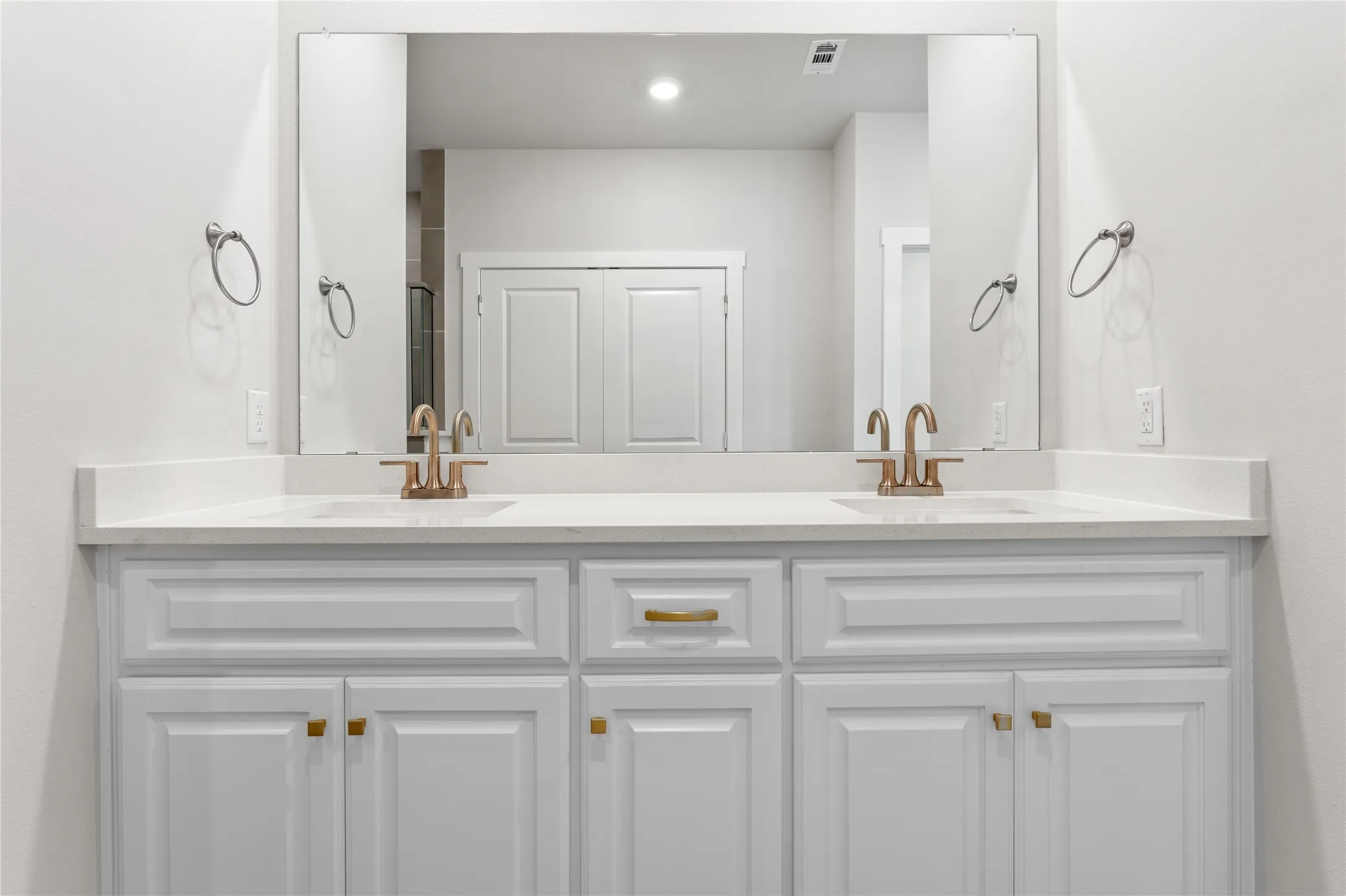 Townhouse For Rent in Dallas County , 2616 La Cala Drive, Grand Prairie, Texas 75054, 3 Bedroom, 3 Bathroom, 2 Garage spaces, 1,813 Sqft, built in 2023, mls#21394422, Real Estate Agent in Grand Prairie, Homes For Rent in Dallas county, Homes For Rent in Grand Prairie, Realtor in Grand Prairie Texas, Real Estate Brokerage Independent Realty Texas, Luminita Cordes Realtor