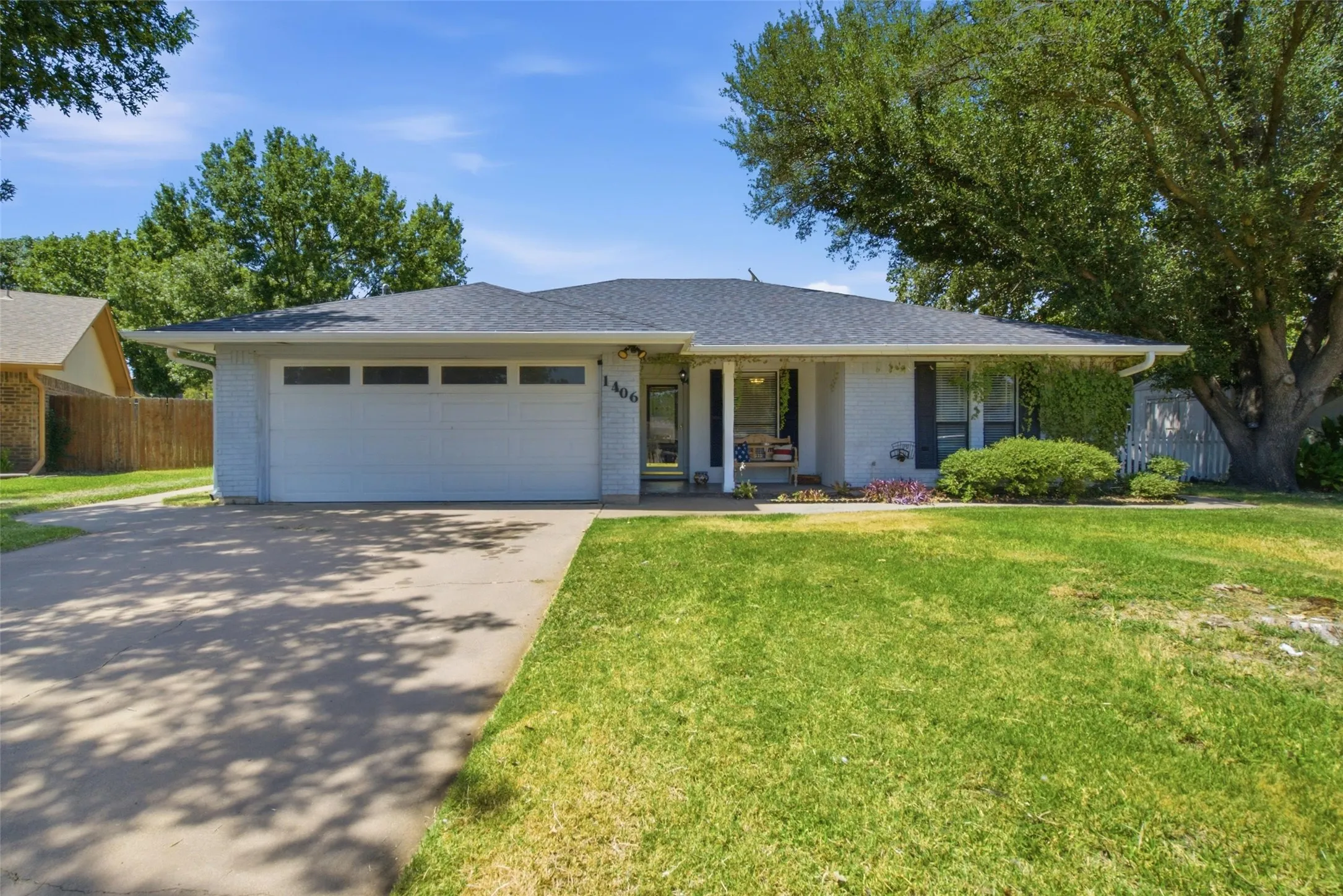 Single Family Residence For Sale in Young County , 1406 Doral Court, Graham, Texas 76450, 3 Bedroom, 2 Bathroom, 2 Garage spaces, 1,703 Sqft, built in 1985, mls#21394270, Real Estate Agent in Graham, Homes For Sale in Young county, Homes For Sale in Graham, Realtor in Graham Texas, Real Estate Brokerage Independent Realty Texas, Luminita Cordes Realtor