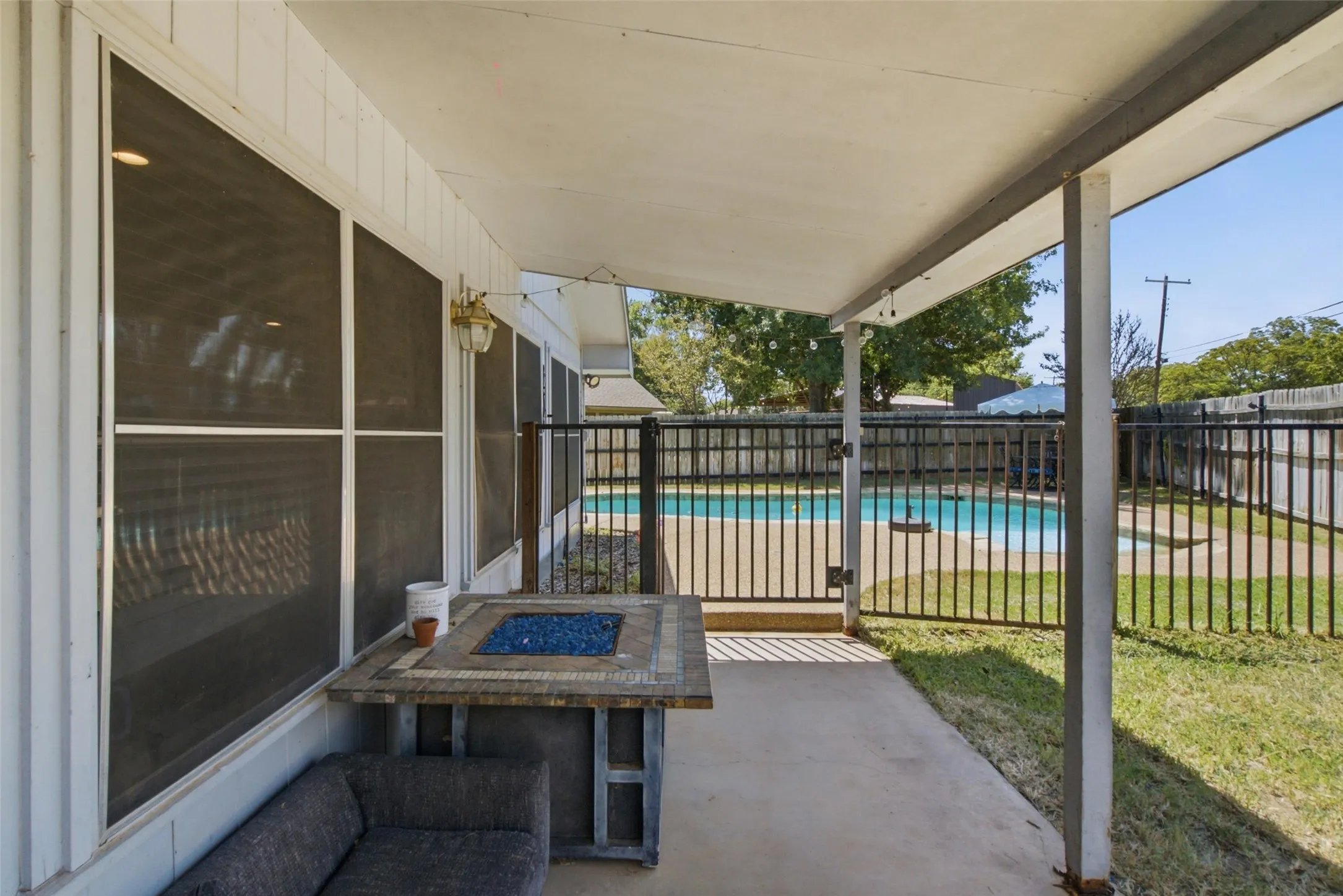 Single Family Residence For Sale in Young County , 1406 Doral Court, Graham, Texas 76450, 3 Bedroom, 2 Bathroom, 2 Garage spaces, 1,703 Sqft, built in 1985, mls#21394270, Real Estate Agent in Graham, Homes For Sale in Young county, Homes For Sale in Graham, Realtor in Graham Texas, Real Estate Brokerage Independent Realty Texas, Luminita Cordes Realtor