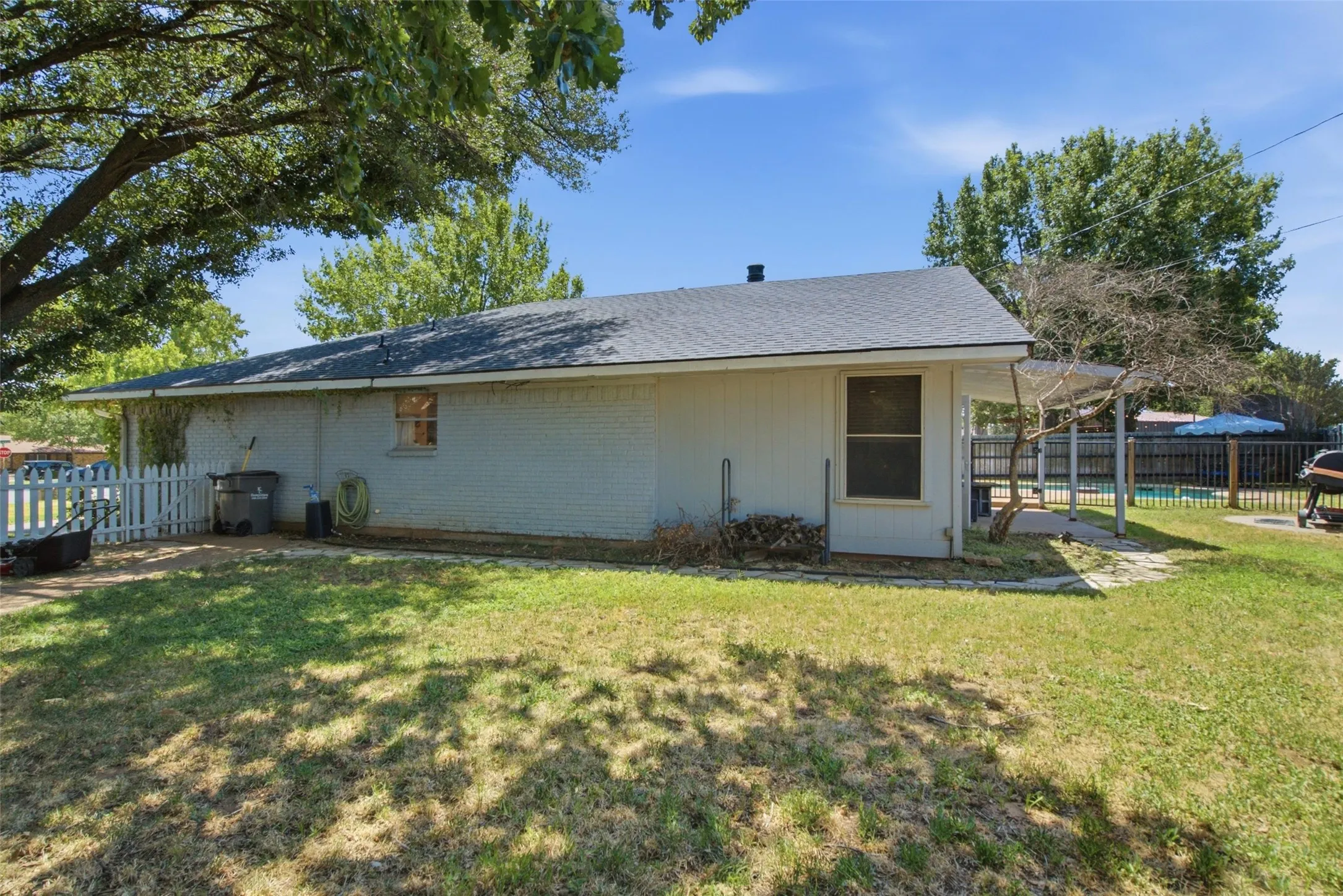 Single Family Residence For Sale in Young County , 1406 Doral Court, Graham, Texas 76450, 3 Bedroom, 2 Bathroom, 2 Garage spaces, 1,703 Sqft, built in 1985, mls#21394270, Real Estate Agent in Graham, Homes For Sale in Young county, Homes For Sale in Graham, Realtor in Graham Texas, Real Estate Brokerage Independent Realty Texas, Luminita Cordes Realtor