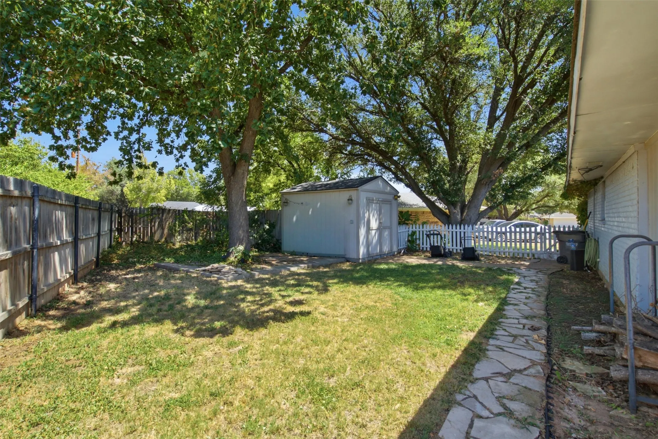 Single Family Residence For Sale in Young County , 1406 Doral Court, Graham, Texas 76450, 3 Bedroom, 2 Bathroom, 2 Garage spaces, 1,703 Sqft, built in 1985, mls#21394270, Real Estate Agent in Graham, Homes For Sale in Young county, Homes For Sale in Graham, Realtor in Graham Texas, Real Estate Brokerage Independent Realty Texas, Luminita Cordes Realtor