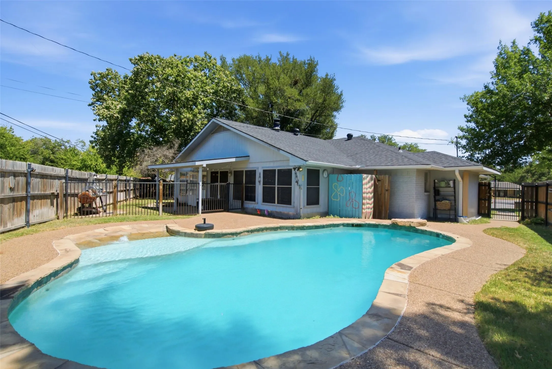 Single Family Residence For Sale in Young County , 1406 Doral Court, Graham, Texas 76450, 3 Bedroom, 2 Bathroom, 2 Garage spaces, 1,703 Sqft, built in 1985, mls#21394270, Real Estate Agent in Graham, Homes For Sale in Young county, Homes For Sale in Graham, Realtor in Graham Texas, Real Estate Brokerage Independent Realty Texas, Luminita Cordes Realtor
