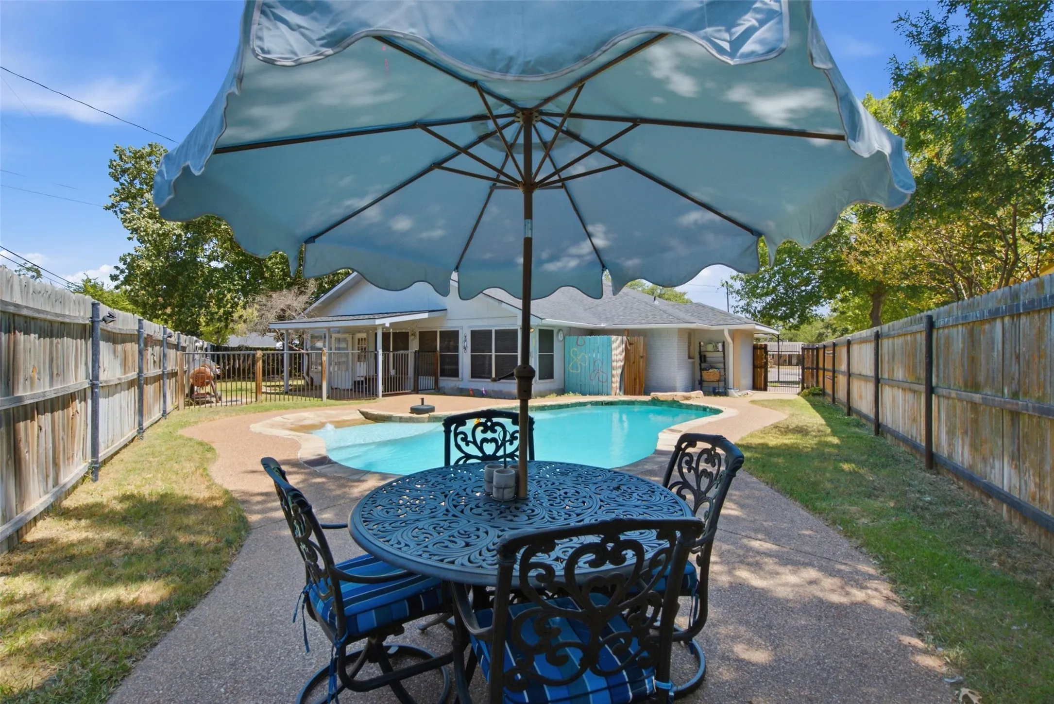 Single Family Residence For Sale in Young County , 1406 Doral Court, Graham, Texas 76450, 3 Bedroom, 2 Bathroom, 2 Garage spaces, 1,703 Sqft, built in 1985, mls#21394270, Real Estate Agent in Graham, Homes For Sale in Young county, Homes For Sale in Graham, Realtor in Graham Texas, Real Estate Brokerage Independent Realty Texas, Luminita Cordes Realtor