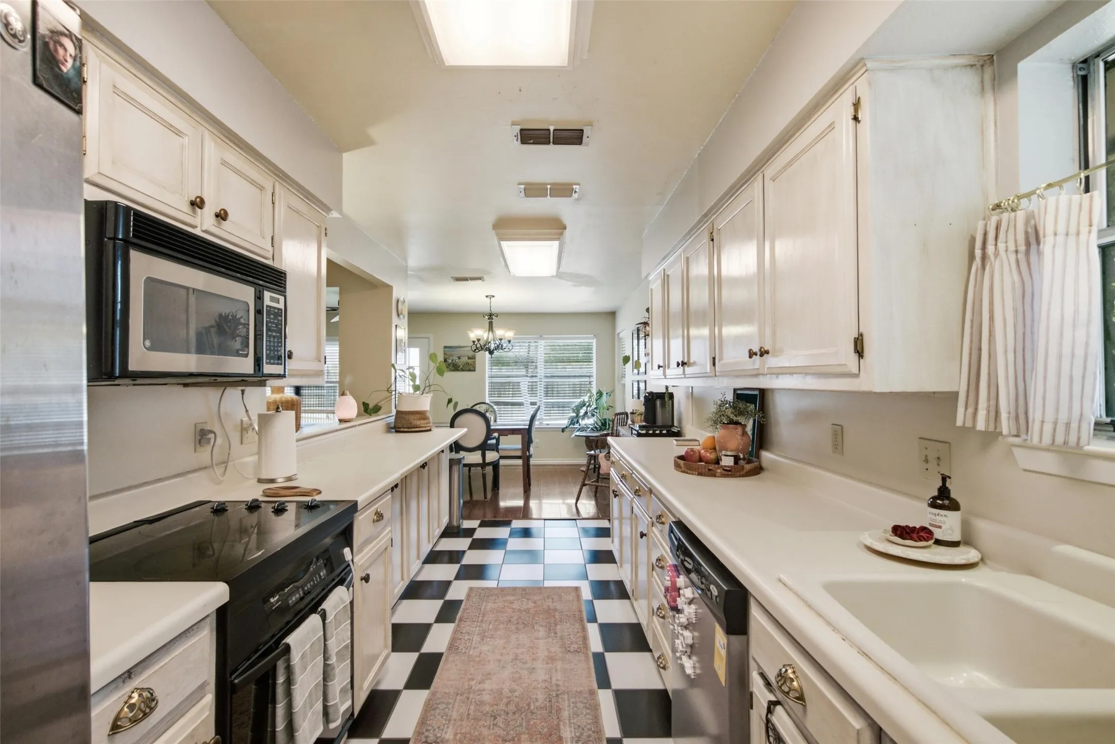 Single Family Residence For Sale in Young County , 1406 Doral Court, Graham, Texas 76450, 3 Bedroom, 2 Bathroom, 2 Garage spaces, 1,703 Sqft, built in 1985, mls#21394270, Real Estate Agent in Graham, Homes For Sale in Young county, Homes For Sale in Graham, Realtor in Graham Texas, Real Estate Brokerage Independent Realty Texas, Luminita Cordes Realtor