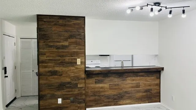 Condominium For Sale in Dallas County , 2200 E Trinity Mills Road 313, Carrollton, Texas 75006, 1 Bedroom, 1 Bathroom, Garage spaces, 631 Sqft, built in 1980, mls#21394769, Real Estate Agent in Carrollton, Homes For Sale in Dallas county, Homes For Sale in Carrollton, Realtor in Carrollton Texas, Real Estate Brokerage Independent Realty Texas, Luminita Cordes Realtor