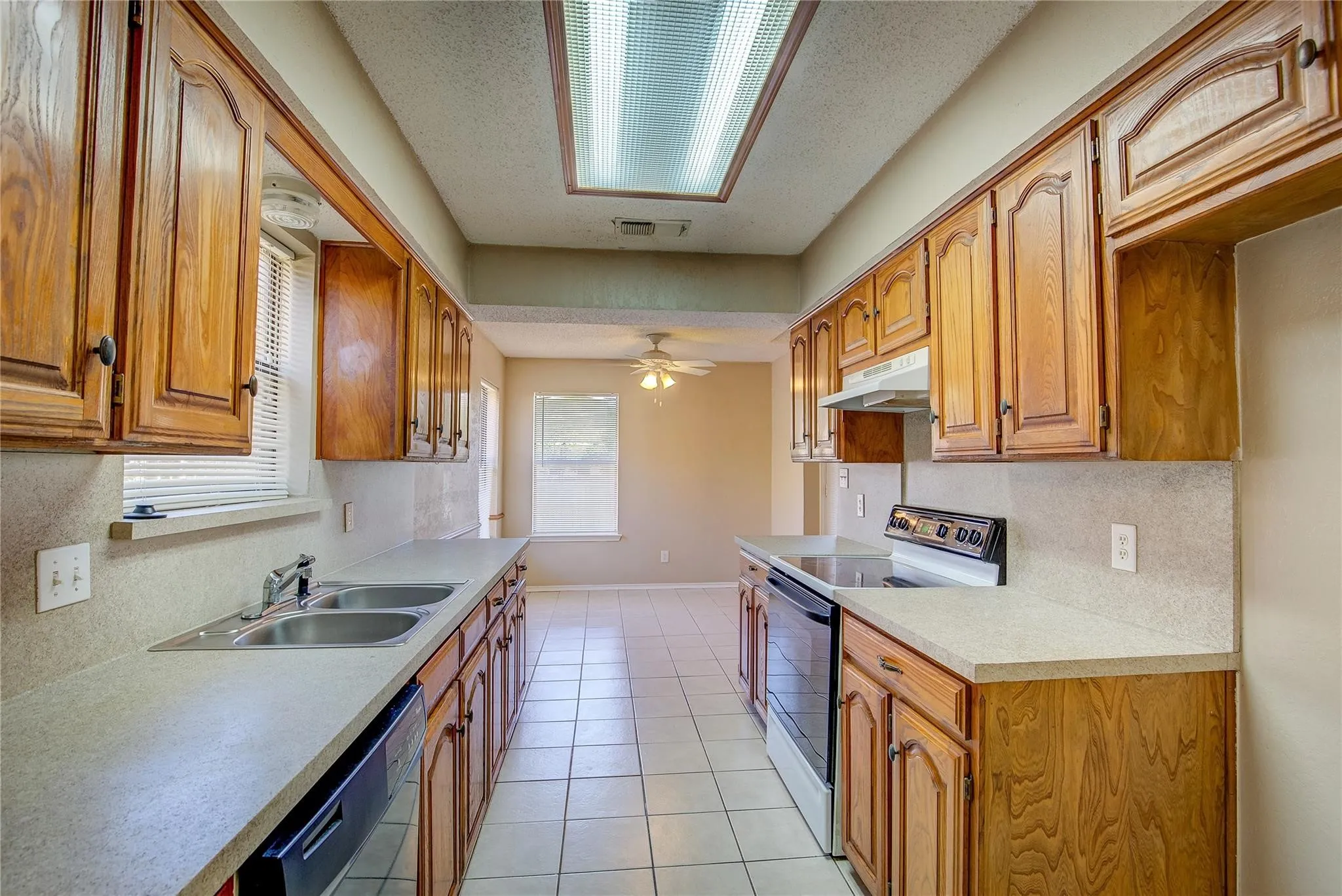 Single Family Residence For Rent in Tarrant County , 7724 Pebblebrook Drive, Watauga, Texas 76148, 4 Bedroom, 2 Bathroom, 2 Garage spaces, 1,460 Sqft, built in 1983, mls#21394908, Real Estate Agent in Watauga, Homes For Rent in Tarrant county, Homes For Rent in Watauga, Realtor in Watauga Texas, Real Estate Brokerage Independent Realty Texas, Luminita Cordes Realtor