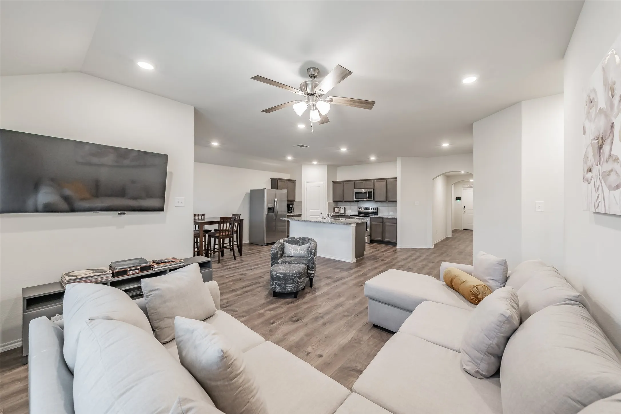 Vaulted ceiling with recessed lighting and ceiling fan