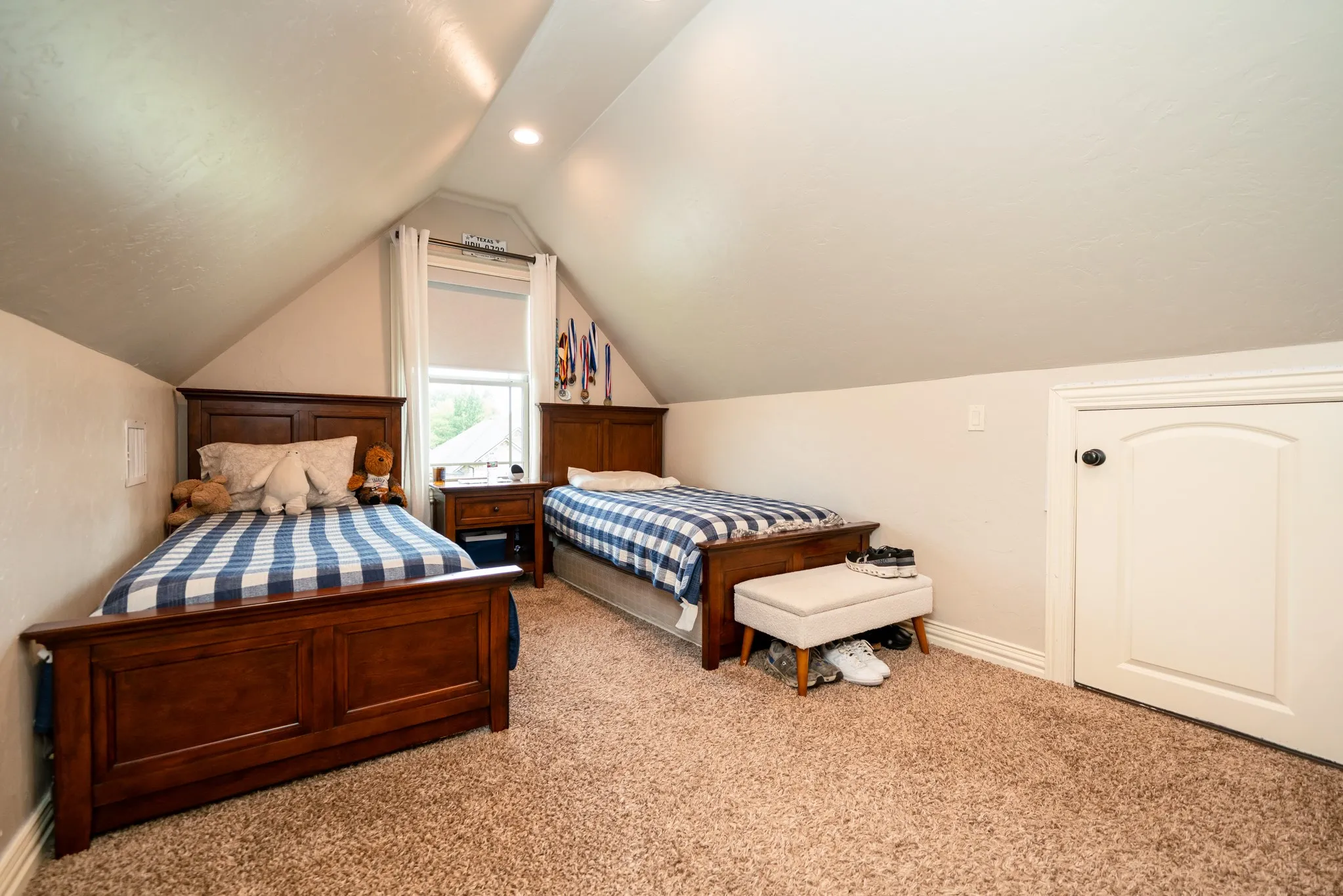 Vaulted ceiling with recessed lighting