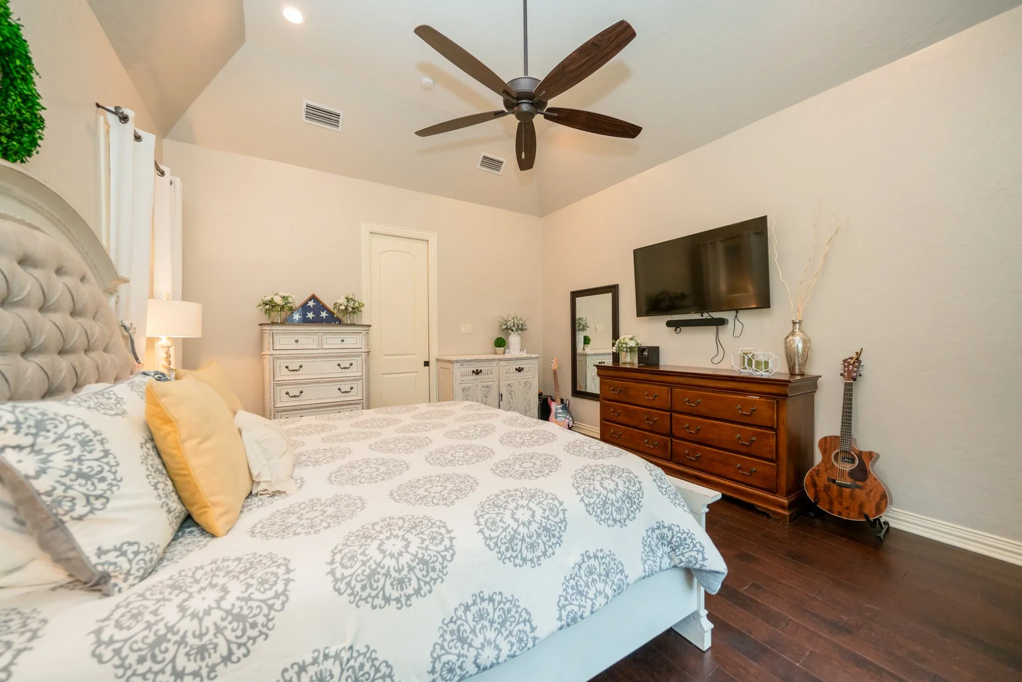 Vaulted ceiling, wood-finish flooring, recessed lighting, and ceiling fan