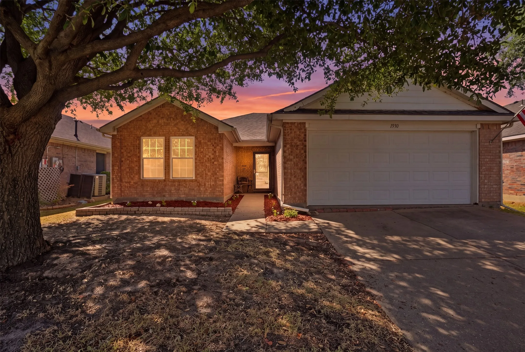 Single Family Residence For Sale in Denton County , 1930 Livingston Lane, Little Elm, Texas 75068, 3 Bedroom, 2 Bathroom, 2 Garage spaces, 1,578 Sqft, built in 2002, mls#21392047, Real Estate Agent in Little Elm, Homes For Sale in Denton county, Homes For Sale in Little Elm, Realtor in Little Elm Texas, Real Estate Brokerage Independent Realty Texas, Luminita Cordes Realtor